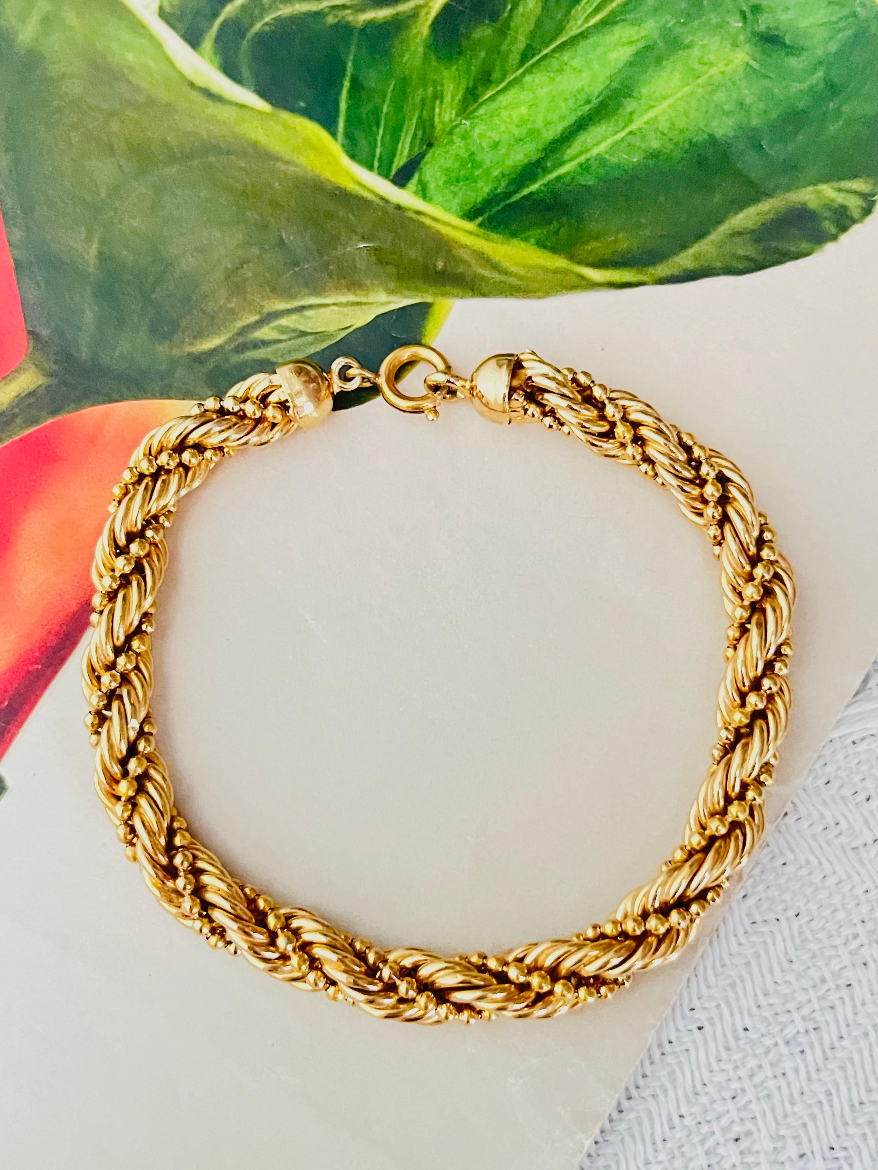 Christian Dior GROSSE 1970er Jahre Vintage Unisex Classic Swirl Twist Seil Kette Modernist Armband, Gold-Ton

Sehr guter Zustand. 100% echt.

Auf der Rückseite signiert. Selten zu finden. 

MATERIAL: Vergoldetes Metall.

Größe: Länge 21 cm, Breite: