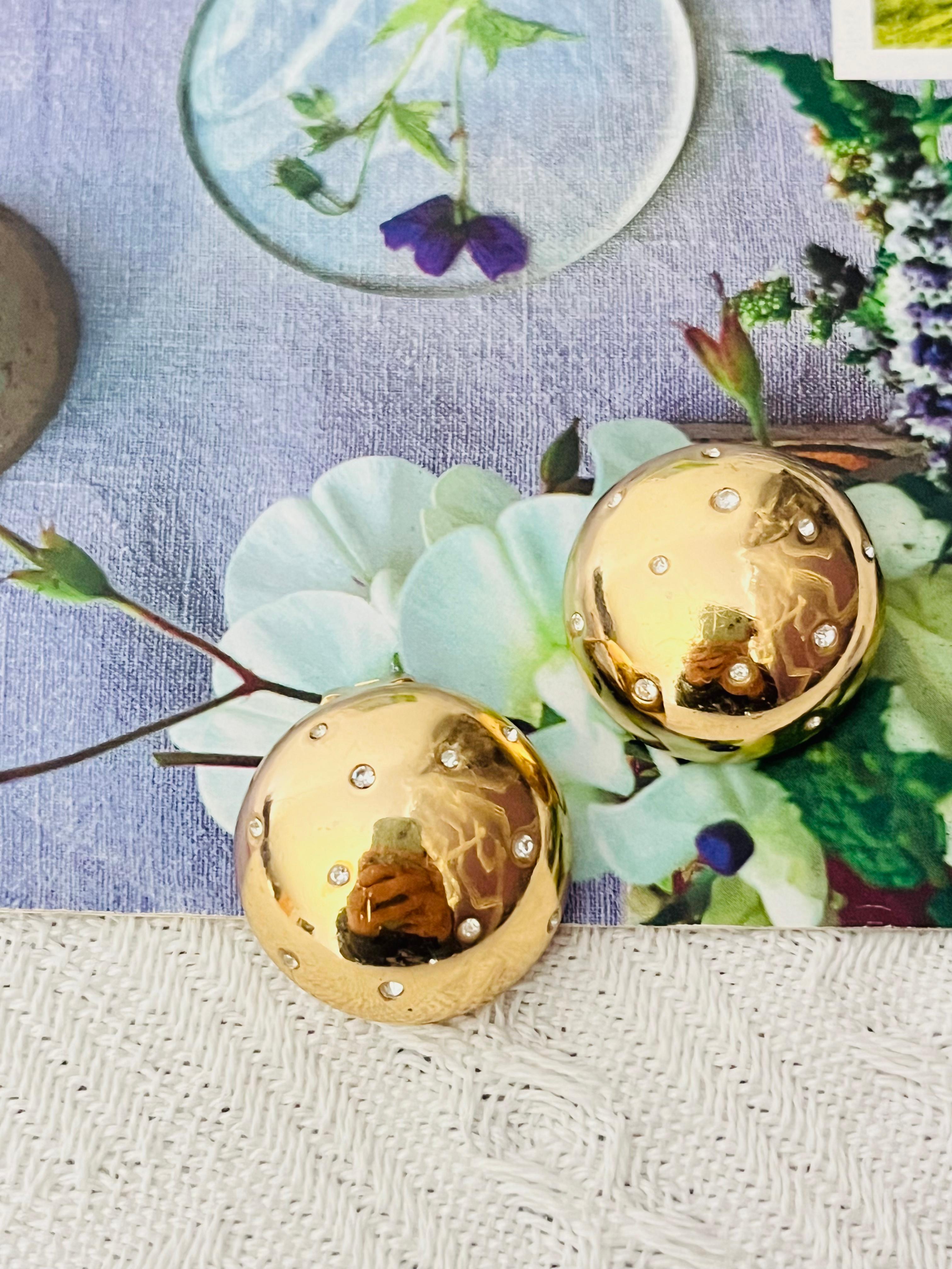 Christian Dior GROSSE 1970s Vintage Unisex Glow Circle Round Crystals Dome Hoop Chunky Modernist Clip Earrings, Gold Plated

Very good condition. Light scratches, barely noticeable when wearing them. Not any stones lost. 100% Genuine.

Unique