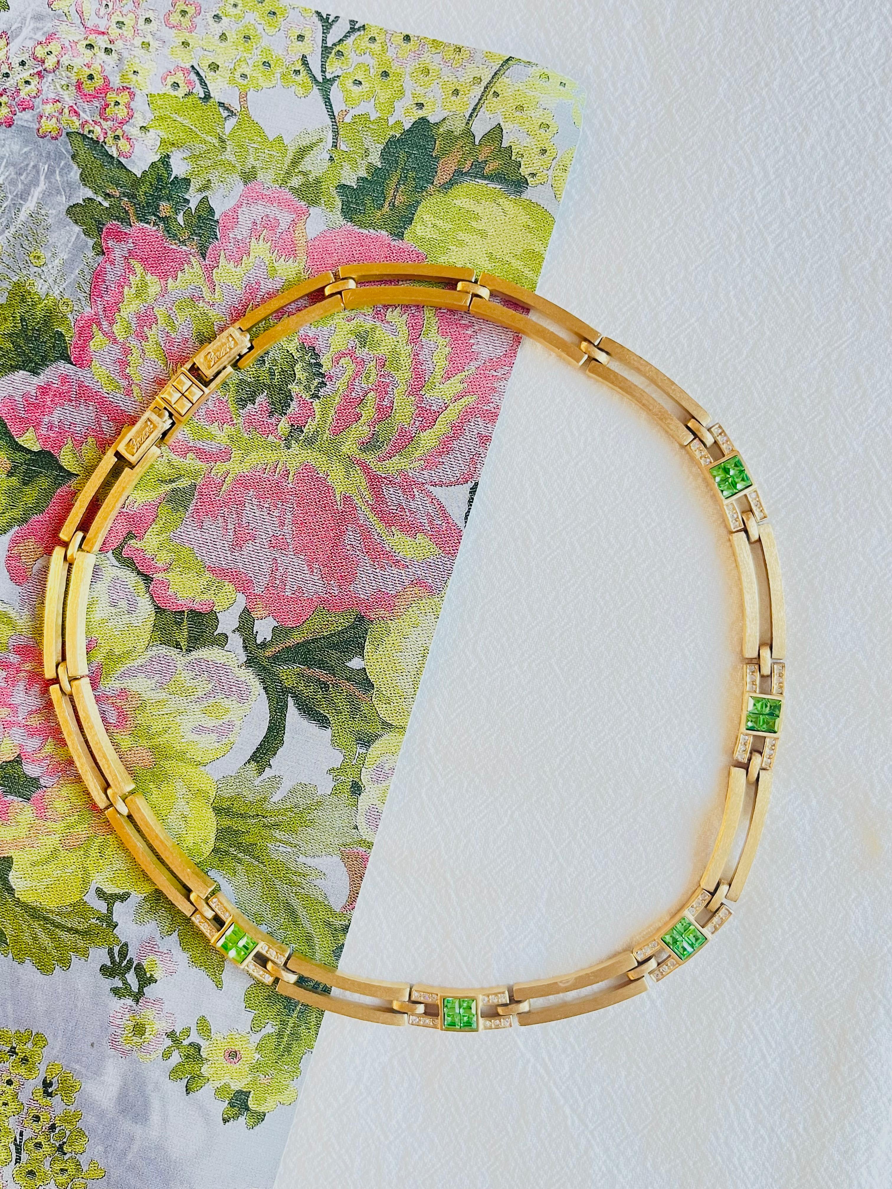 Christian Dior GROSSE 1970er Vintage durchbrochene Halskette mit smaragdgrünen quadratischen Kristallen, vergoldet

Sehr guter Zustand. 100% echt. Selten zu finden.

Signiert Grosse auf der Rückseite.

Größe:  40 cm. Kette verlängern: 2