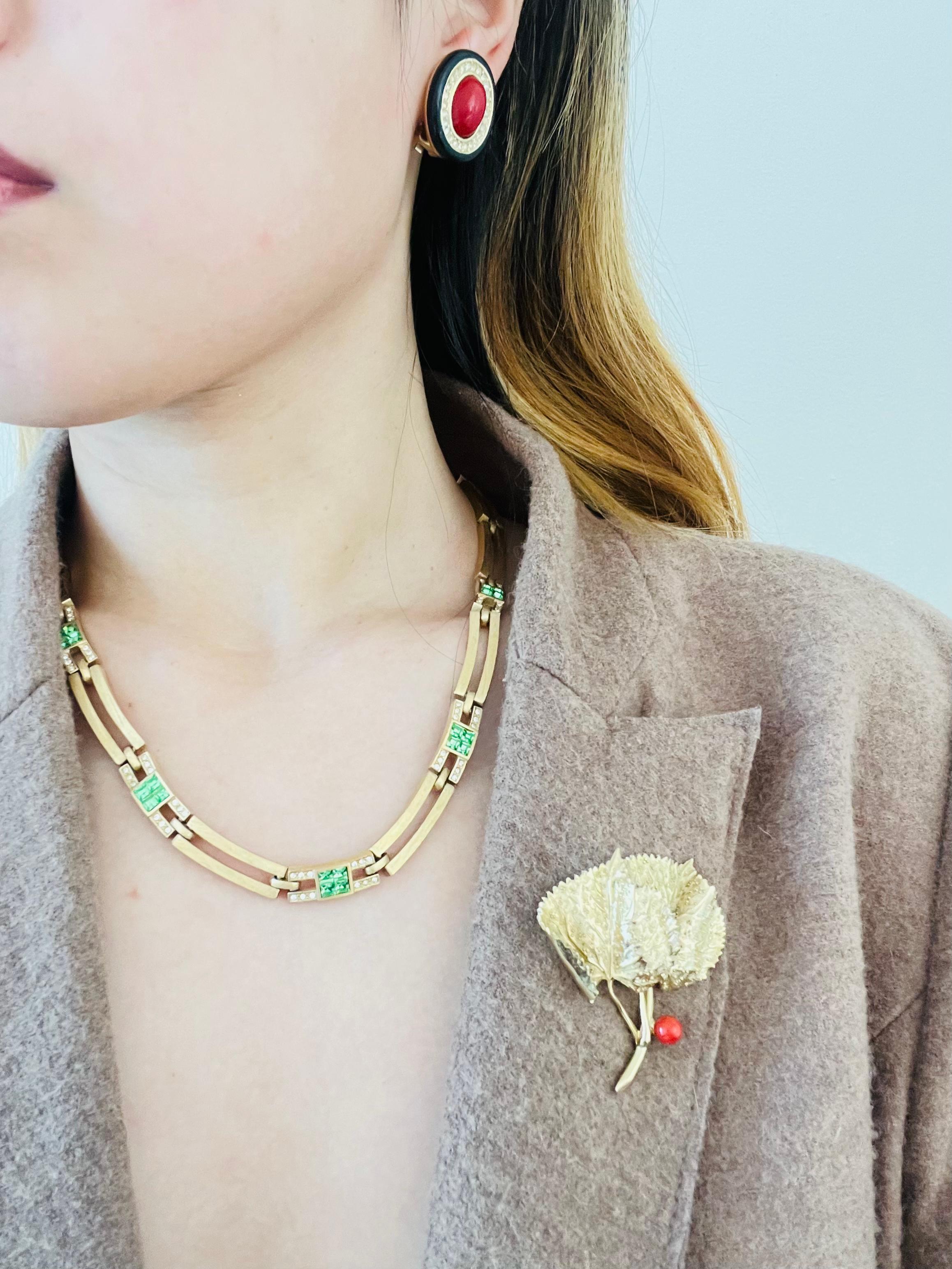 Women's or Men's Christian Dior GROSSE 1970s Vintage Interlinked Emerald Crystals Gold Necklace For Sale