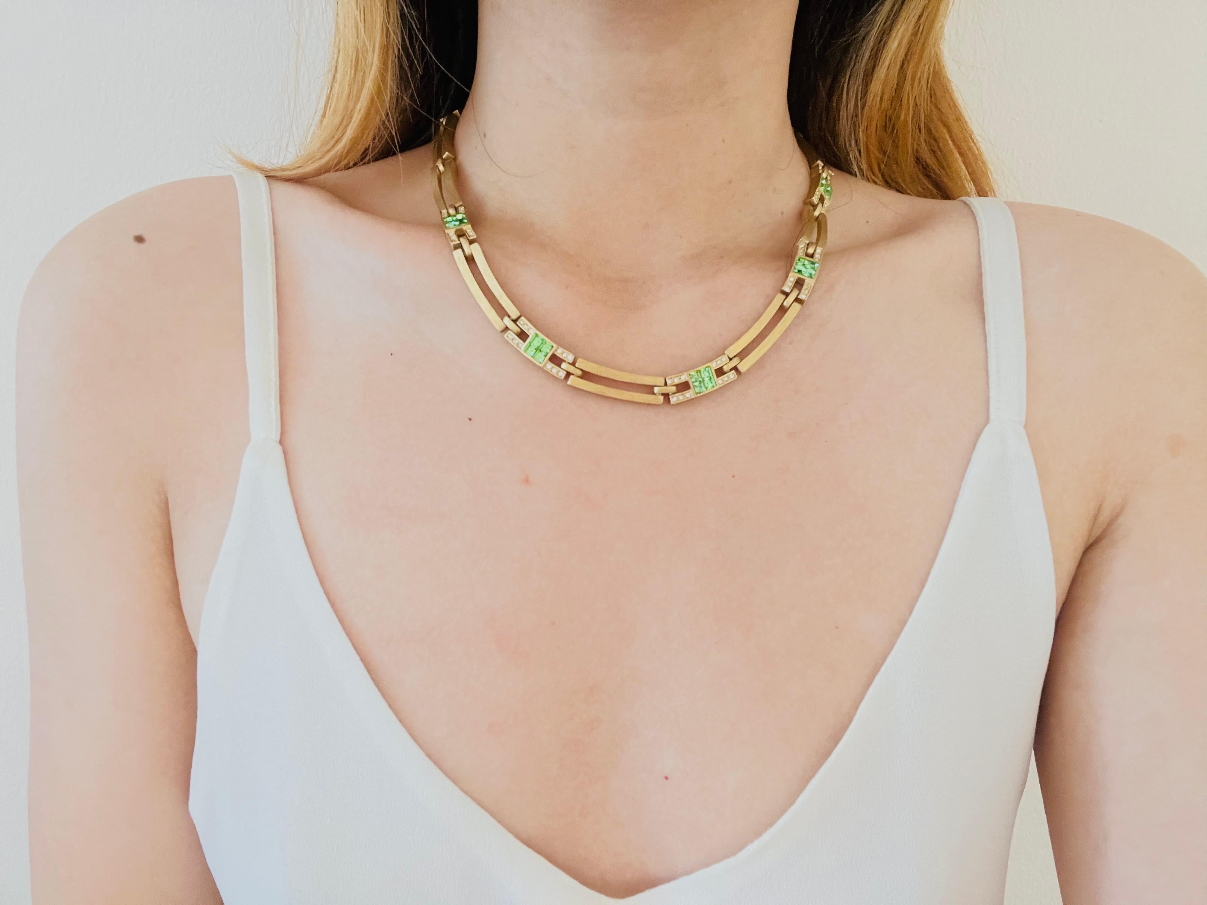 Christian Dior GROSSE 1970er Jahre Vintage Interlinked Emerald Crystals Gold Halskette im Angebot 2