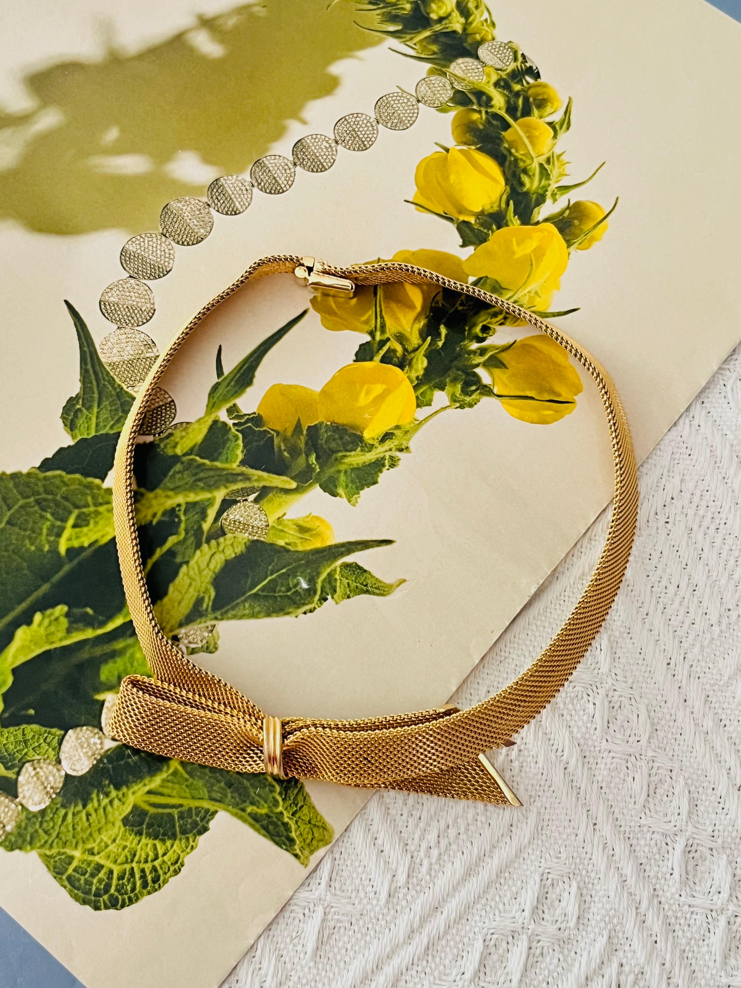 Art déco Christian Dior GROSSE, collier Omega tissé vintage en maille avec nœud papillon et ruban, années 1970 en vente