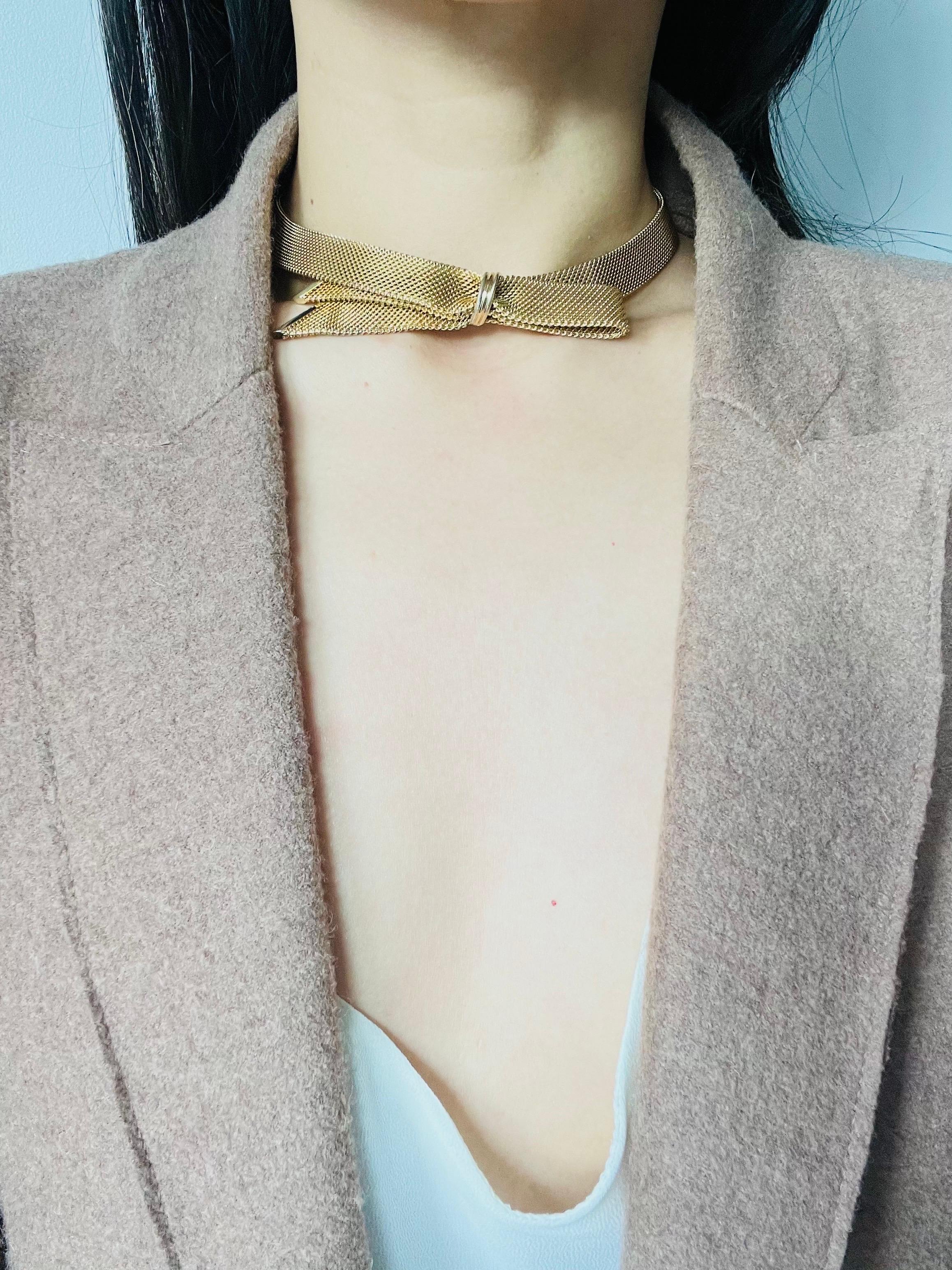 Christian Dior GROSSE, collier Omega tissé vintage en maille avec nœud papillon et ruban, années 1970 en vente 1