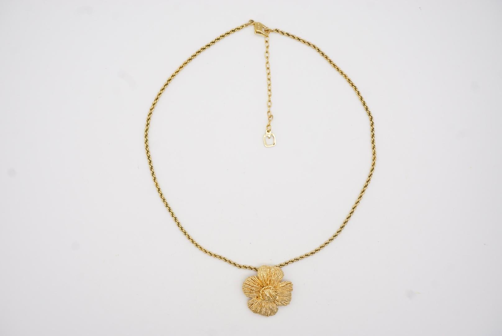 Christian Dior GROSSE 1970s Vintage Lucky Clover Flower Pendant Elegant Necklace For Sale 2
