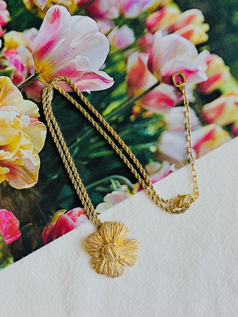 Christian Dior GROSSE 1970s Vintage Lucky Clover Flower Pendant Elegant  Necklace For Sale at 1stDibs