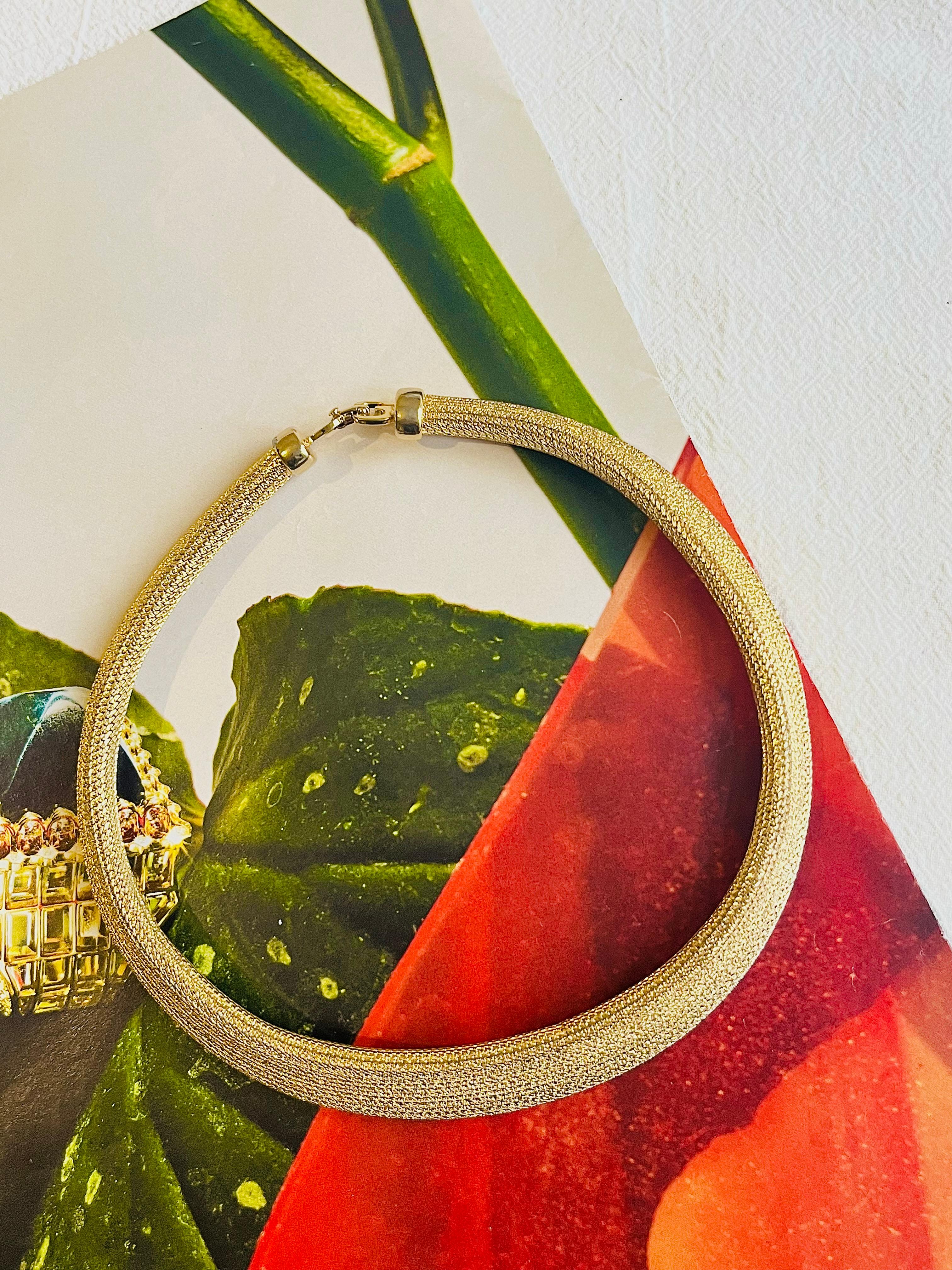 Christian Dior GROSSE Collar de oro grueso en tejido de malla de serpiente omega de los años 70 Art Decó en venta