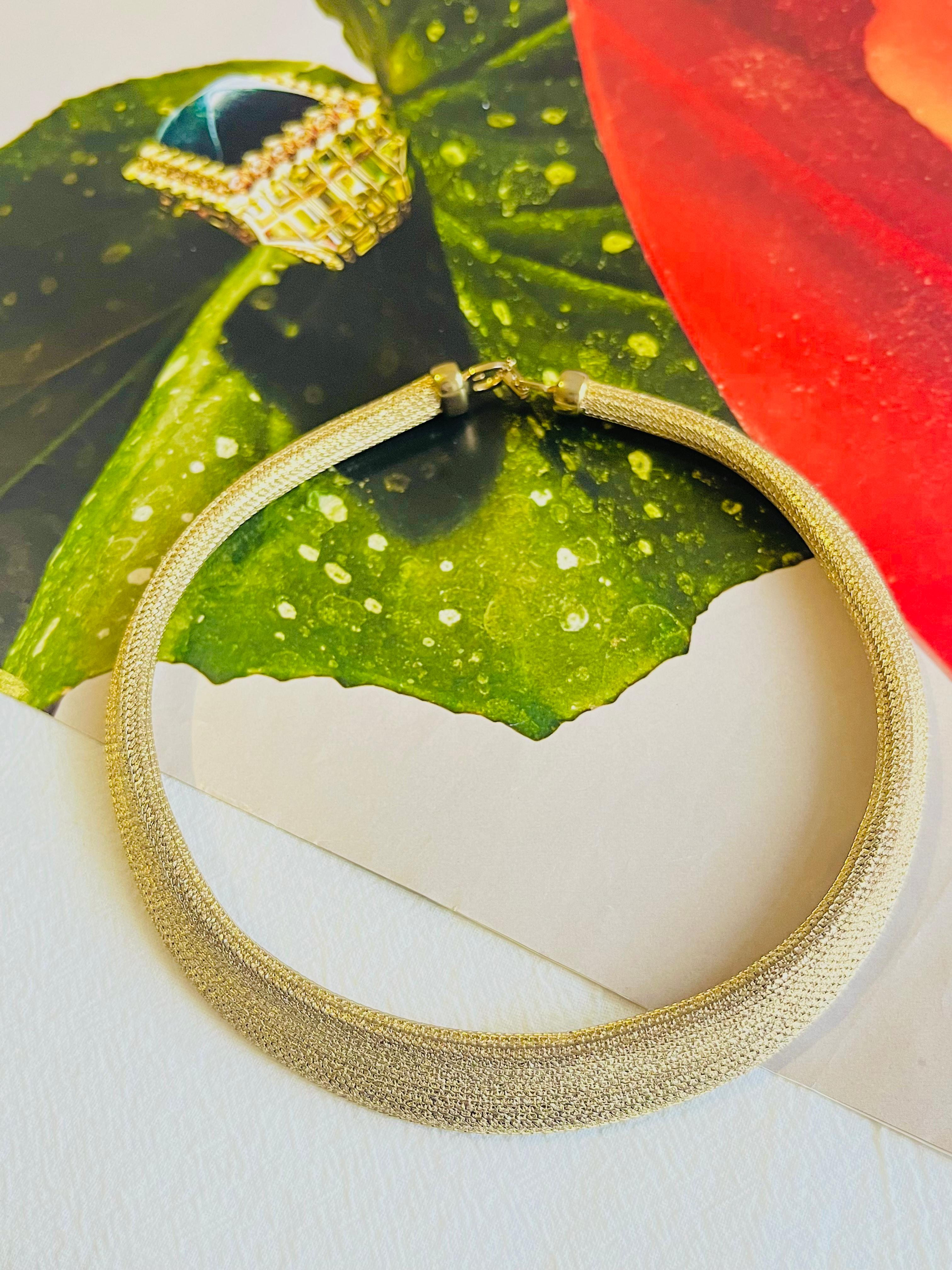 Femenino o masculino Christian Dior GROSSE Collar de oro grueso en tejido de malla de serpiente omega de los años 70 en venta
