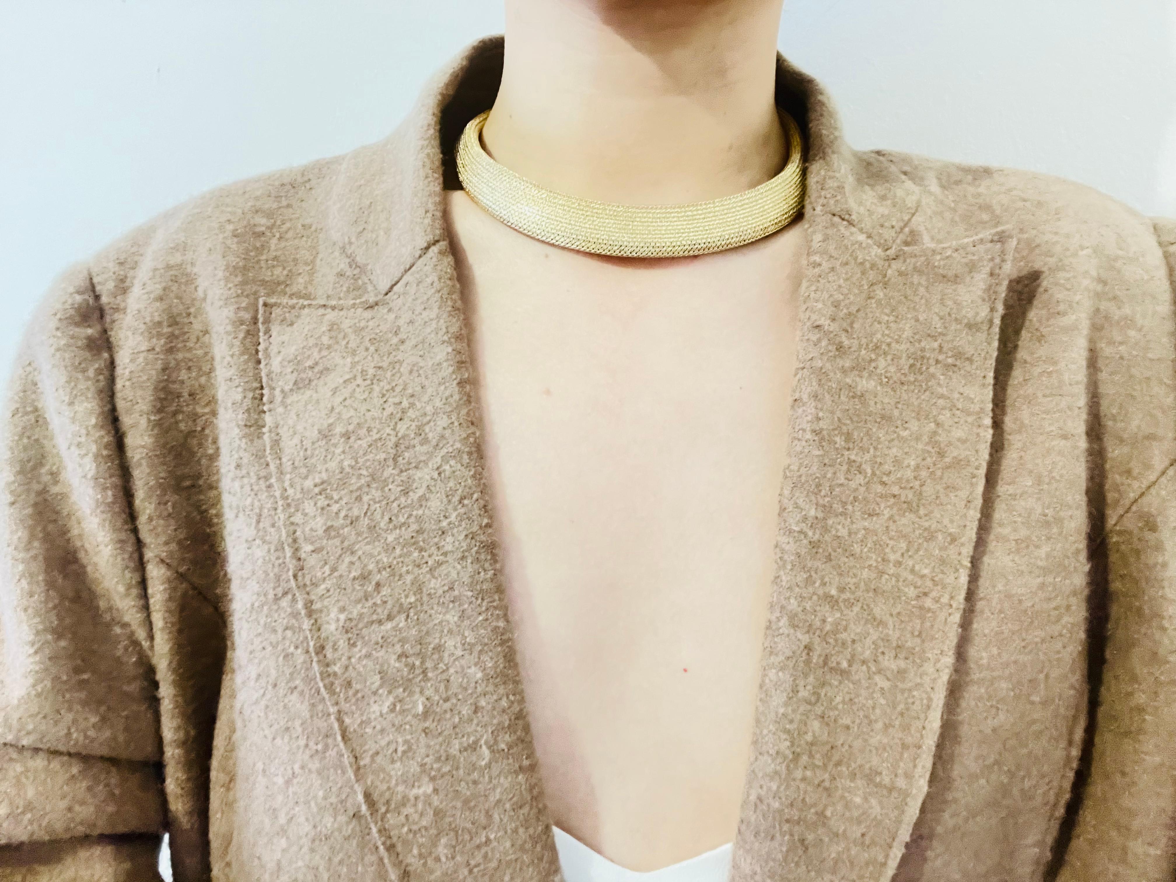 Christian Dior GROSSE Collar de oro grueso en tejido de malla de serpiente omega de los años 70 en venta 1