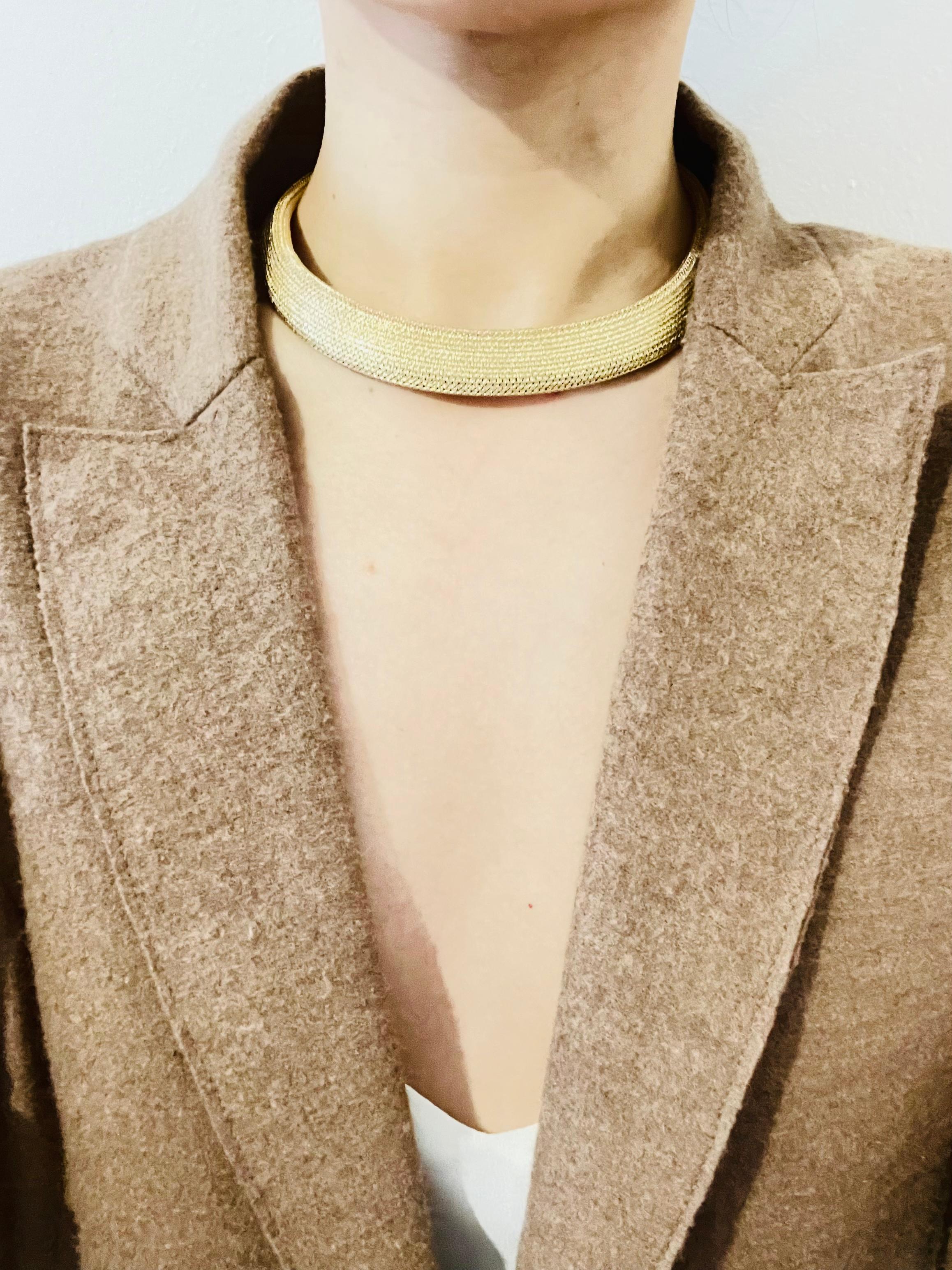 Christian Dior GROSSE Collar de oro grueso en tejido de malla de serpiente omega de los años 70 en venta 2