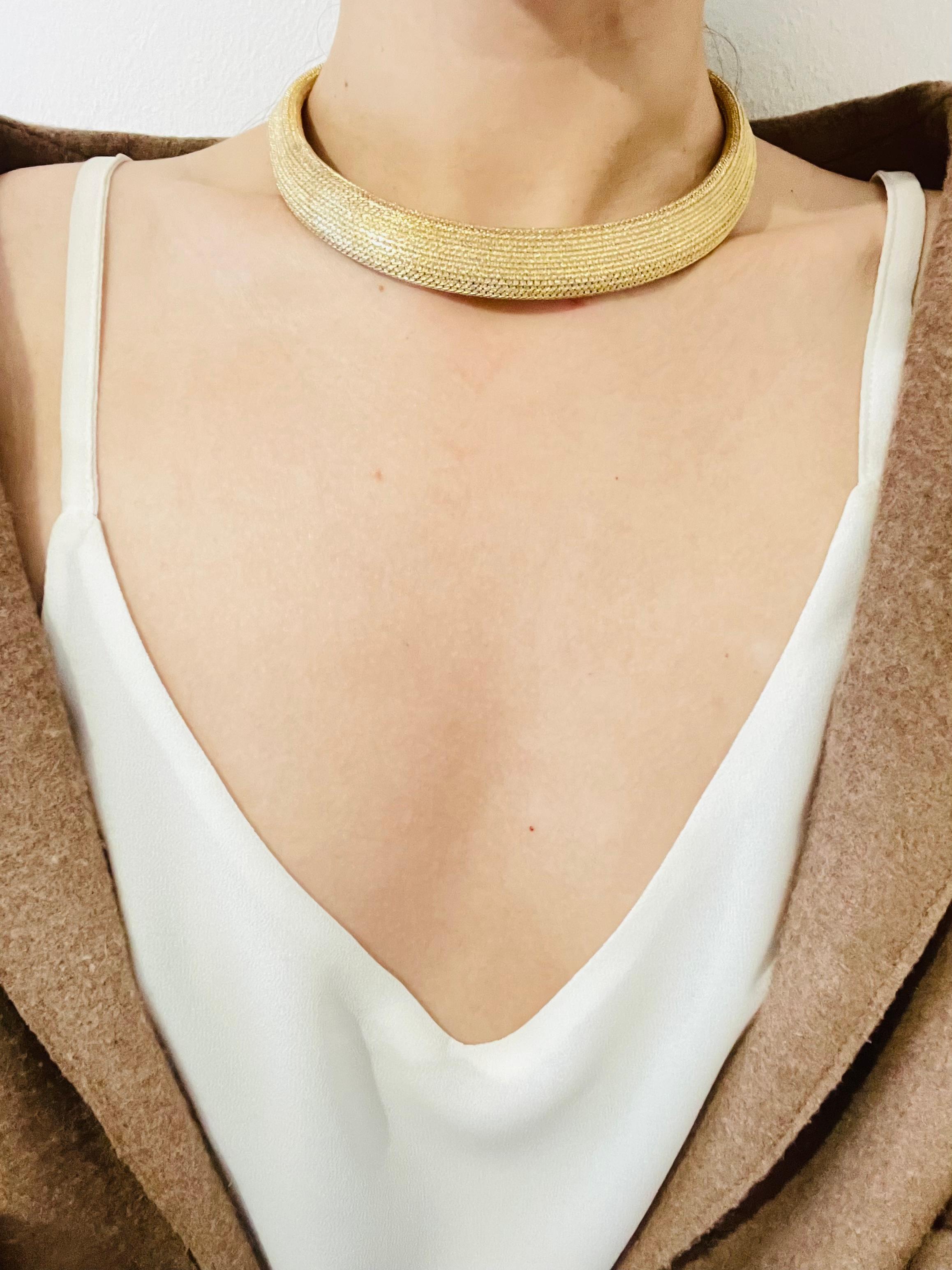 Christian Dior GROSSE Collar de oro grueso en tejido de malla de serpiente omega de los años 70 en venta 3