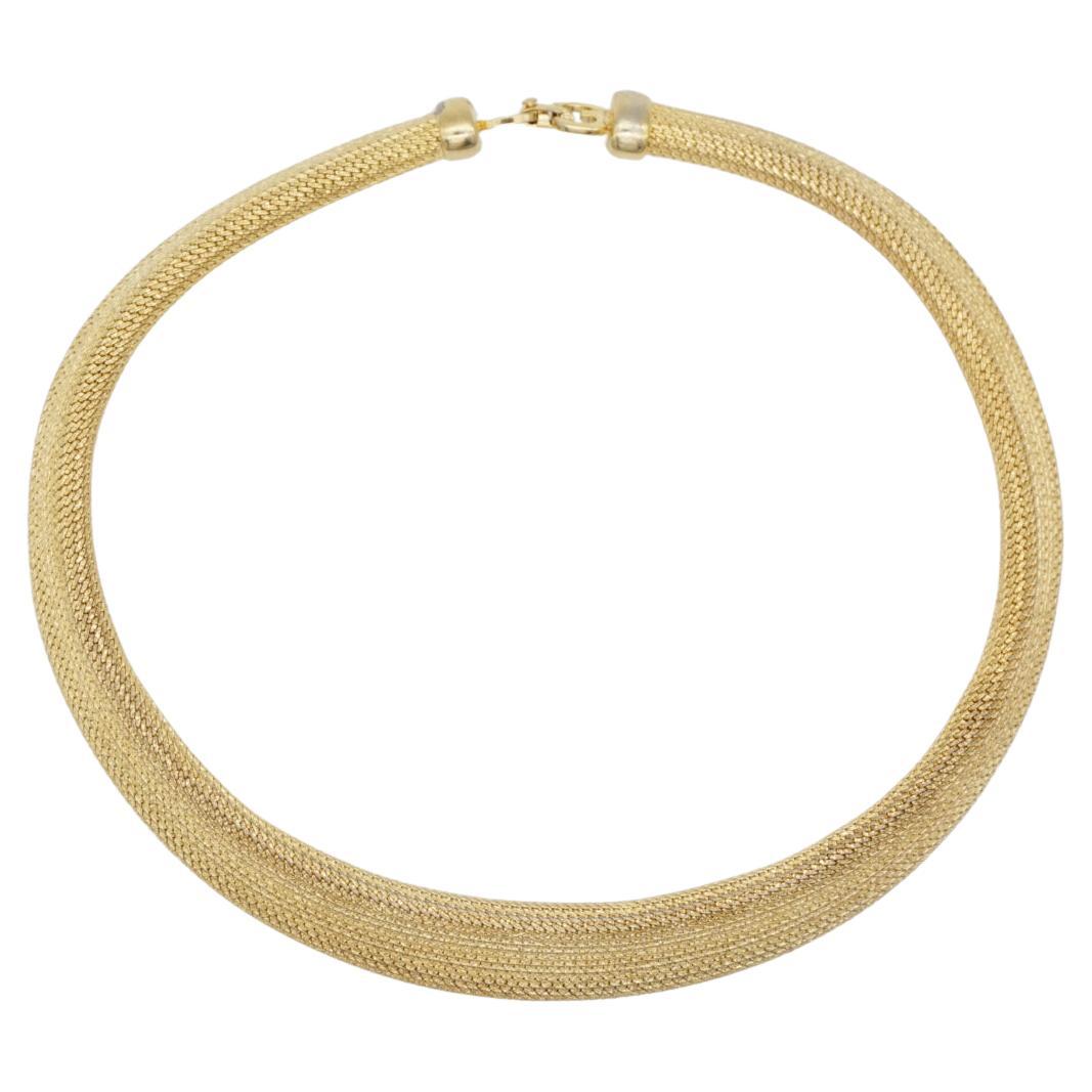 Christian Dior GROSSE Collar de oro grueso en tejido de malla de serpiente omega de los años 70 en venta