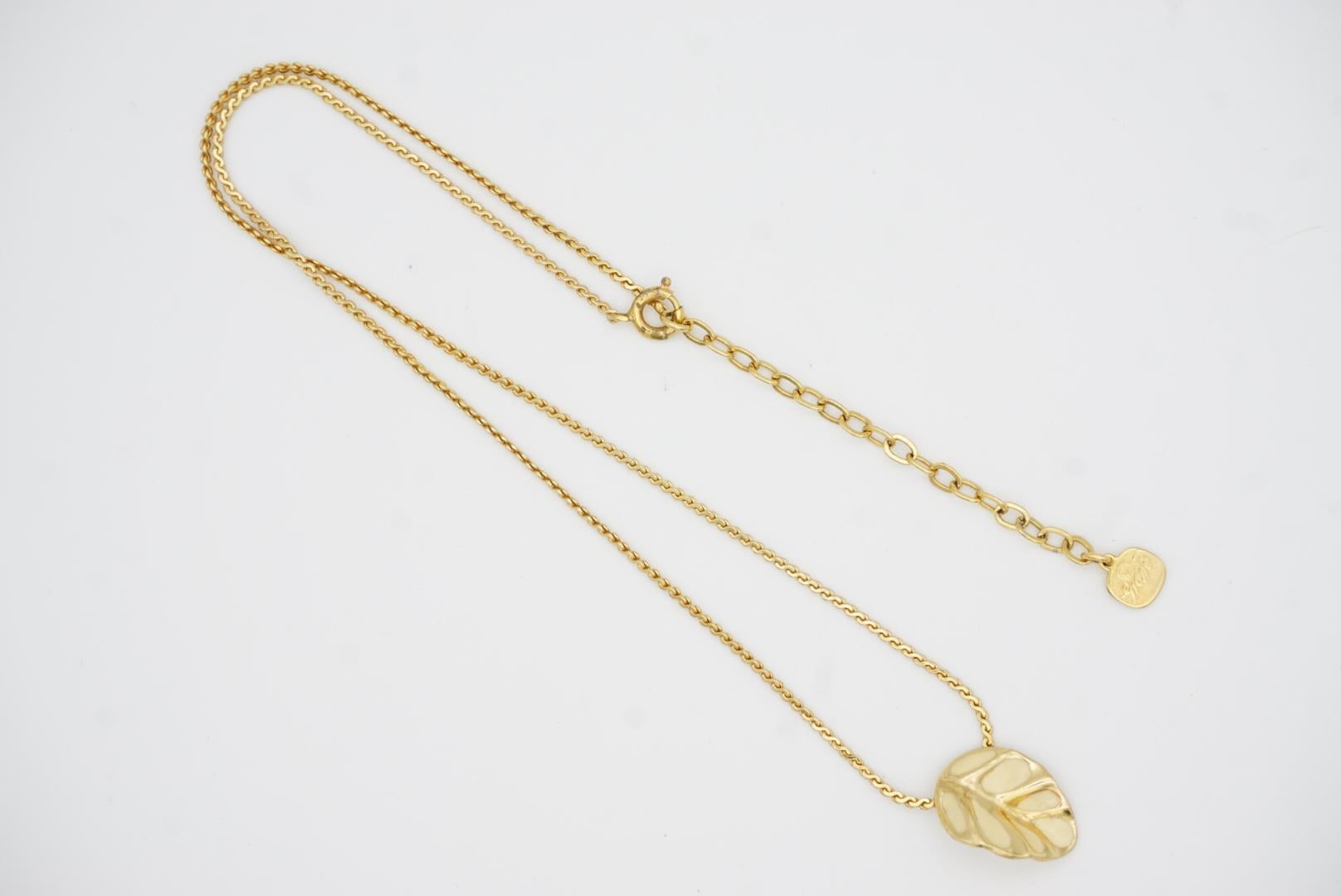 Christian Dior GROSSE 1970s Vintage Textured Vivid Beige Leaf Pendant Necklace For Sale 9