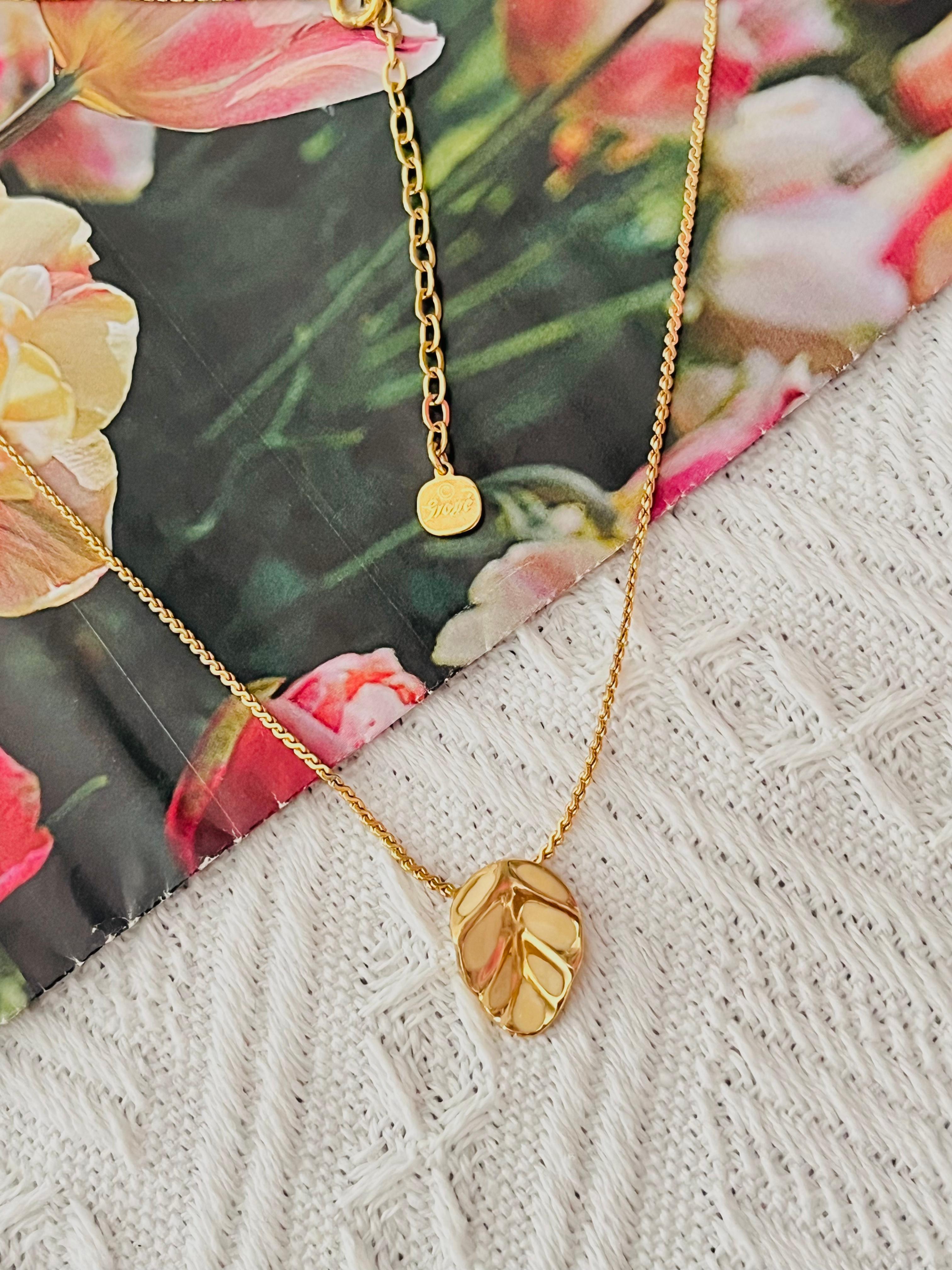 Art Deco Christian Dior GROSSE 1970s Vintage Textured Vivid Beige Leaf Pendant Necklace For Sale