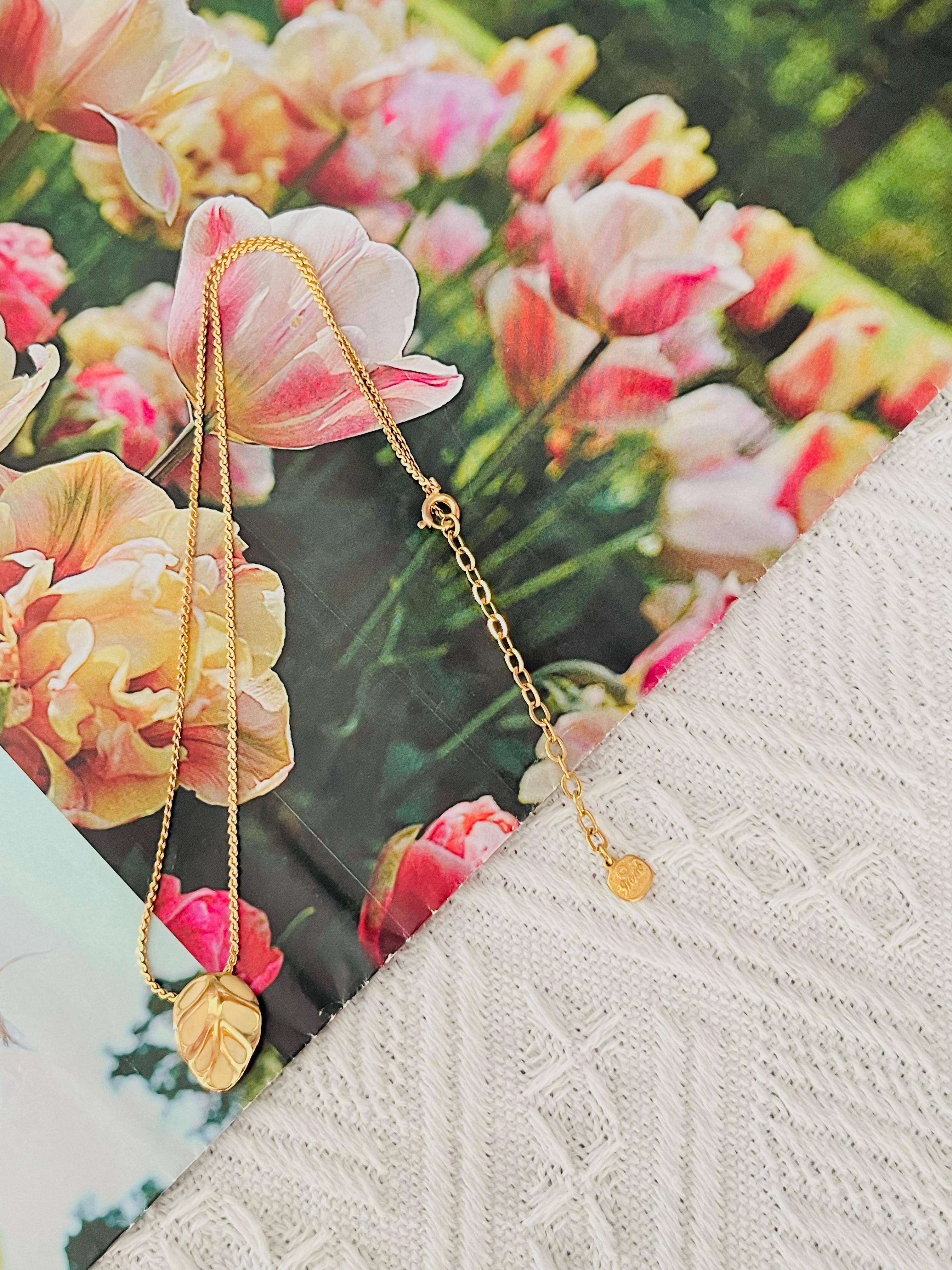 Christian Dior GROSSE 1970s Vintage Textured Vivid Beige Leaf Pendant Necklace In Good Condition For Sale In Wokingham, England