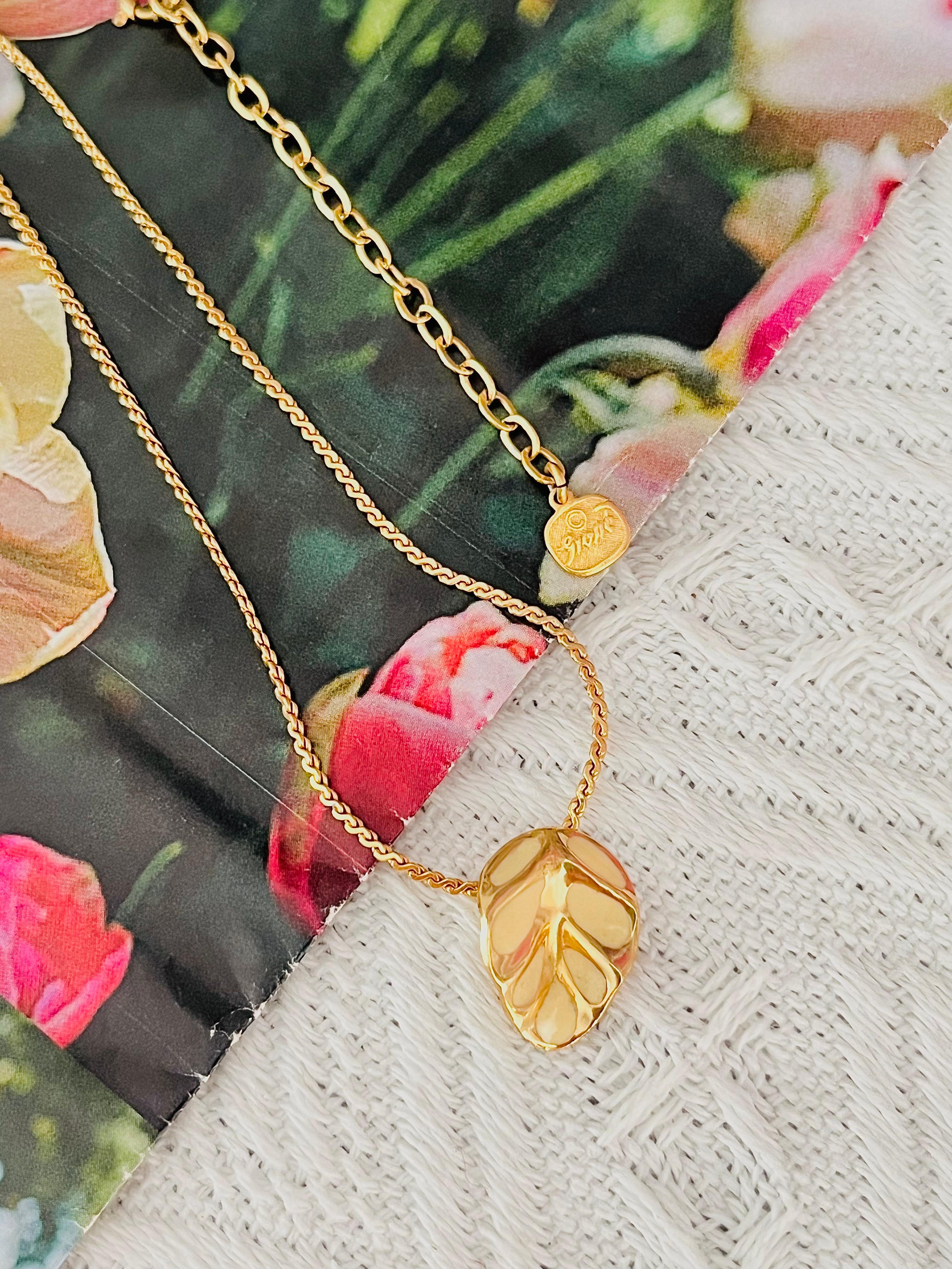 Women's or Men's Christian Dior GROSSE 1970s Vintage Textured Vivid Beige Leaf Pendant Necklace For Sale