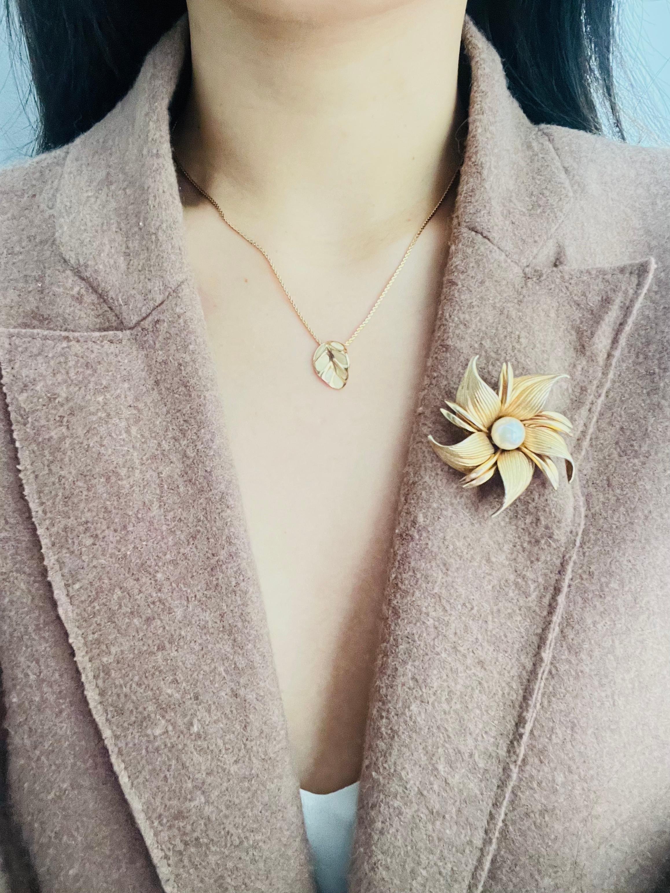 Christian Dior GROSSE 1970s Vintage Textured Vivid Beige Leaf Pendant Necklace For Sale 1