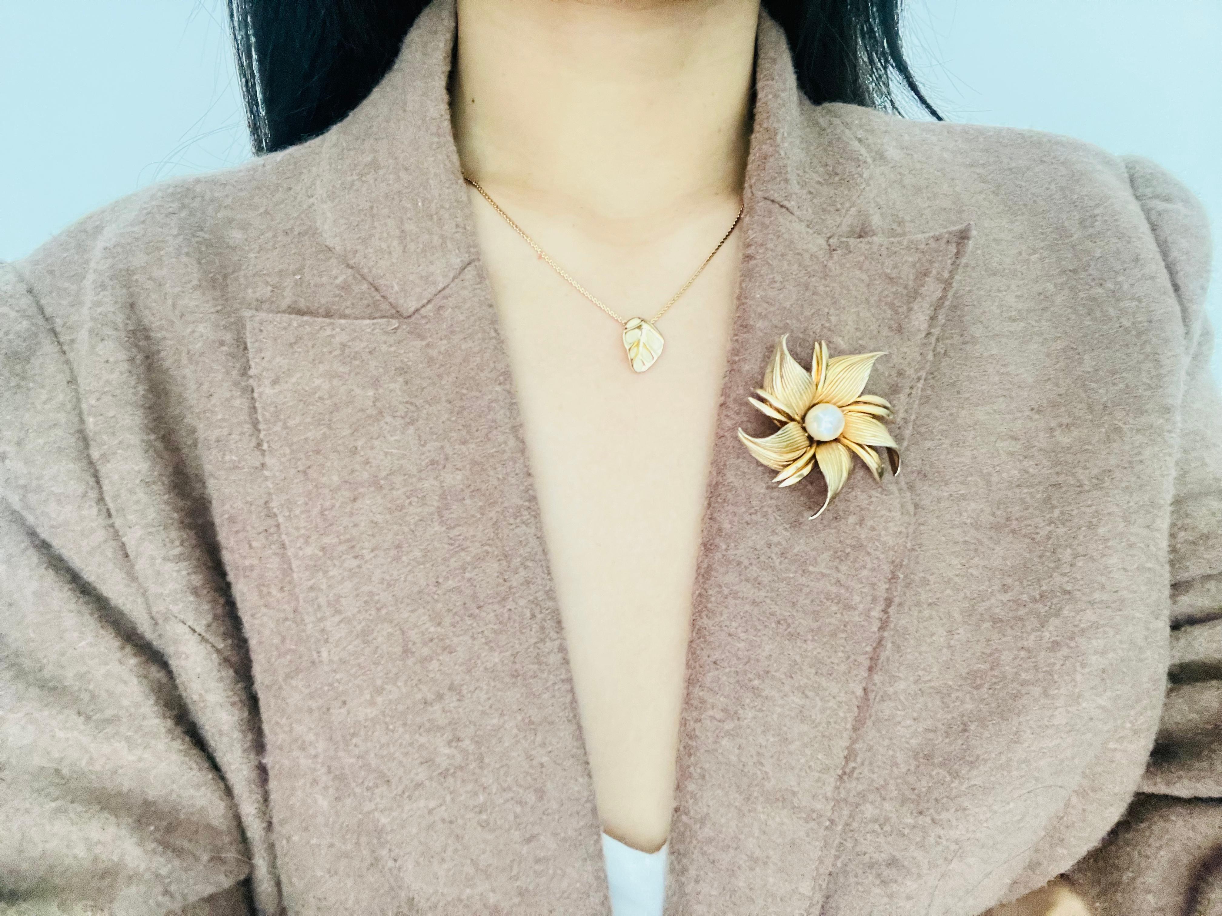 Christian Dior GROSSE 1970s Vintage Textured Vivid Beige Leaf Pendant Necklace For Sale 2
