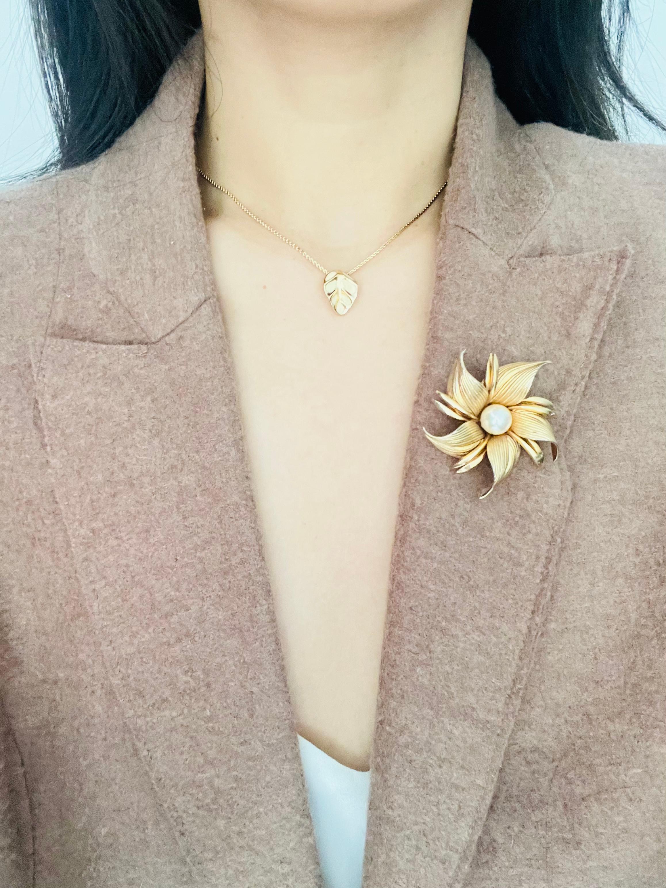 Christian Dior GROSSE 1970s Vintage Textured Vivid Beige Leaf Pendant Necklace For Sale 3