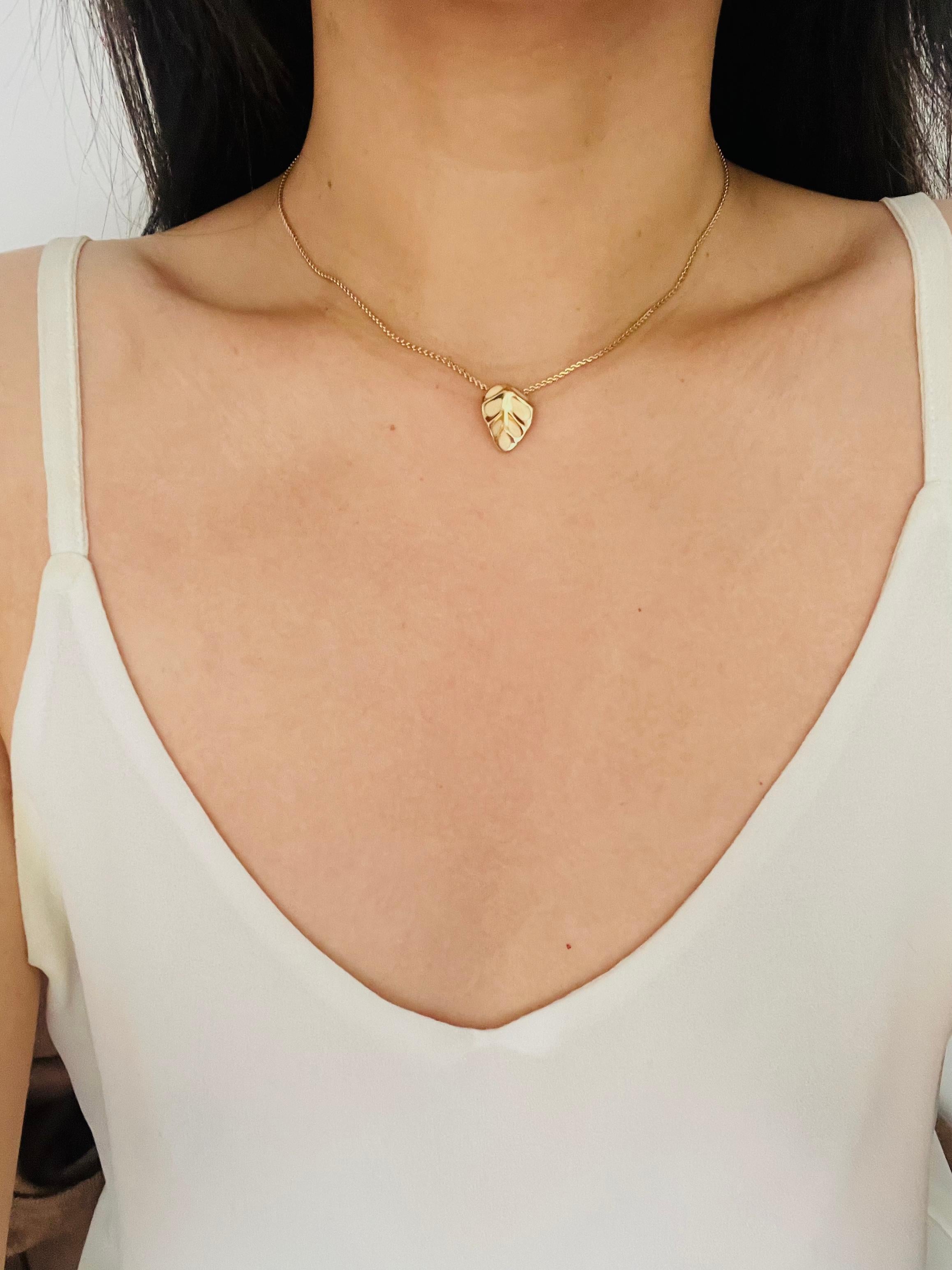 Christian Dior GROSSE 1970s Vintage Textured Vivid Beige Leaf Pendant Necklace For Sale 4