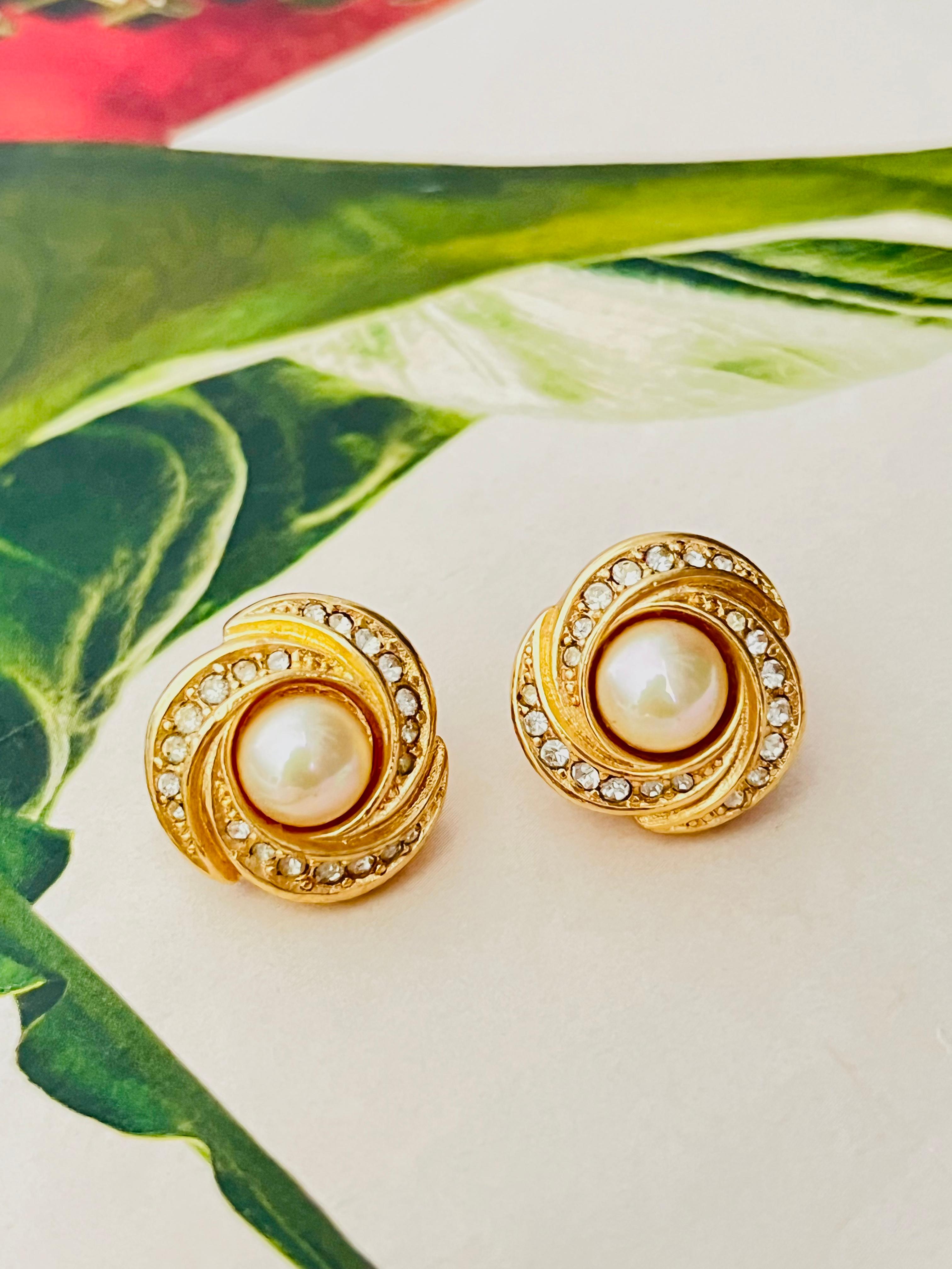 Christian Dior GROSSE 1970s White Round Circle Pearl Swirl Twist Trio Crystals Flower Triangle Elegant Clip Earrings, Gold Tone

Very excellent condition. Maybe light scratches or colour loss, barely noticeable. Not any stones lost. 100% Genuine.