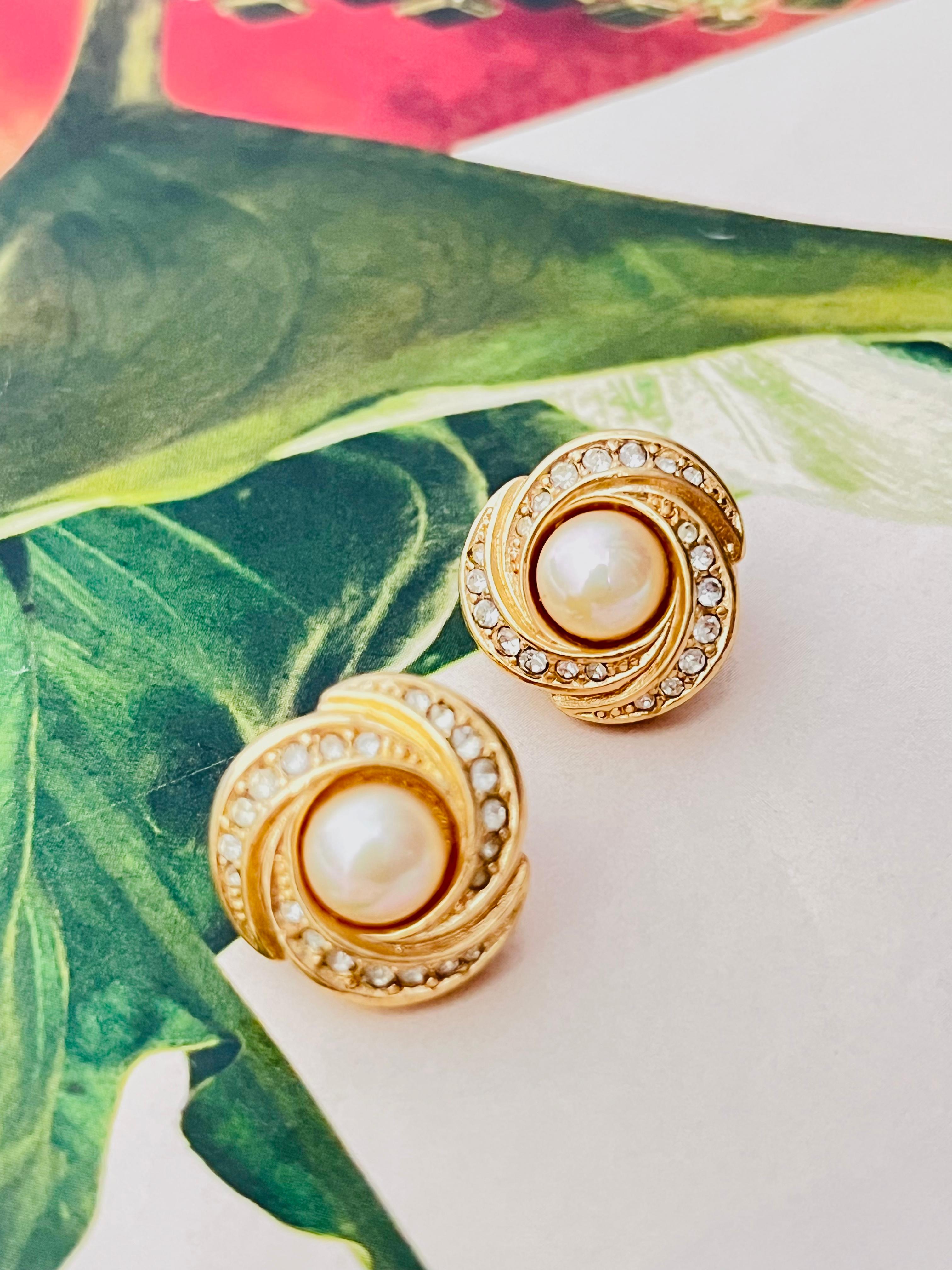 Art Deco Christian Dior GROSSE 1970s White Round Pearl Swirl Trio Crystals Clip Earrings For Sale