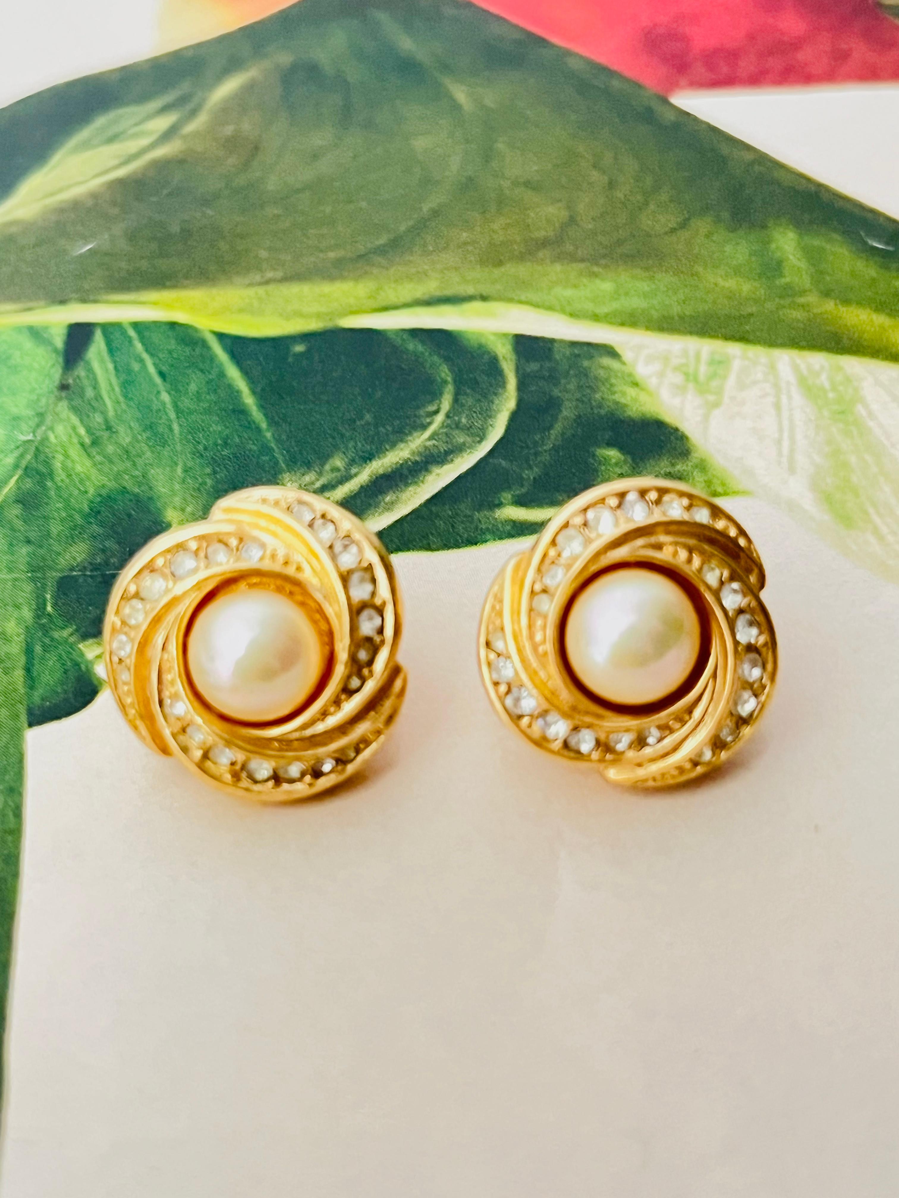 Christian Dior GROSSE 1970s White Round Pearl Swirl Trio Crystals Clip Earrings In Excellent Condition For Sale In Wokingham, England