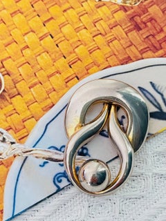 Christian Dior GROSSE 1971 Ciondolo a forma di nodo intrecciato con fiocco e sfera luminosa a forma di torsione rotonda