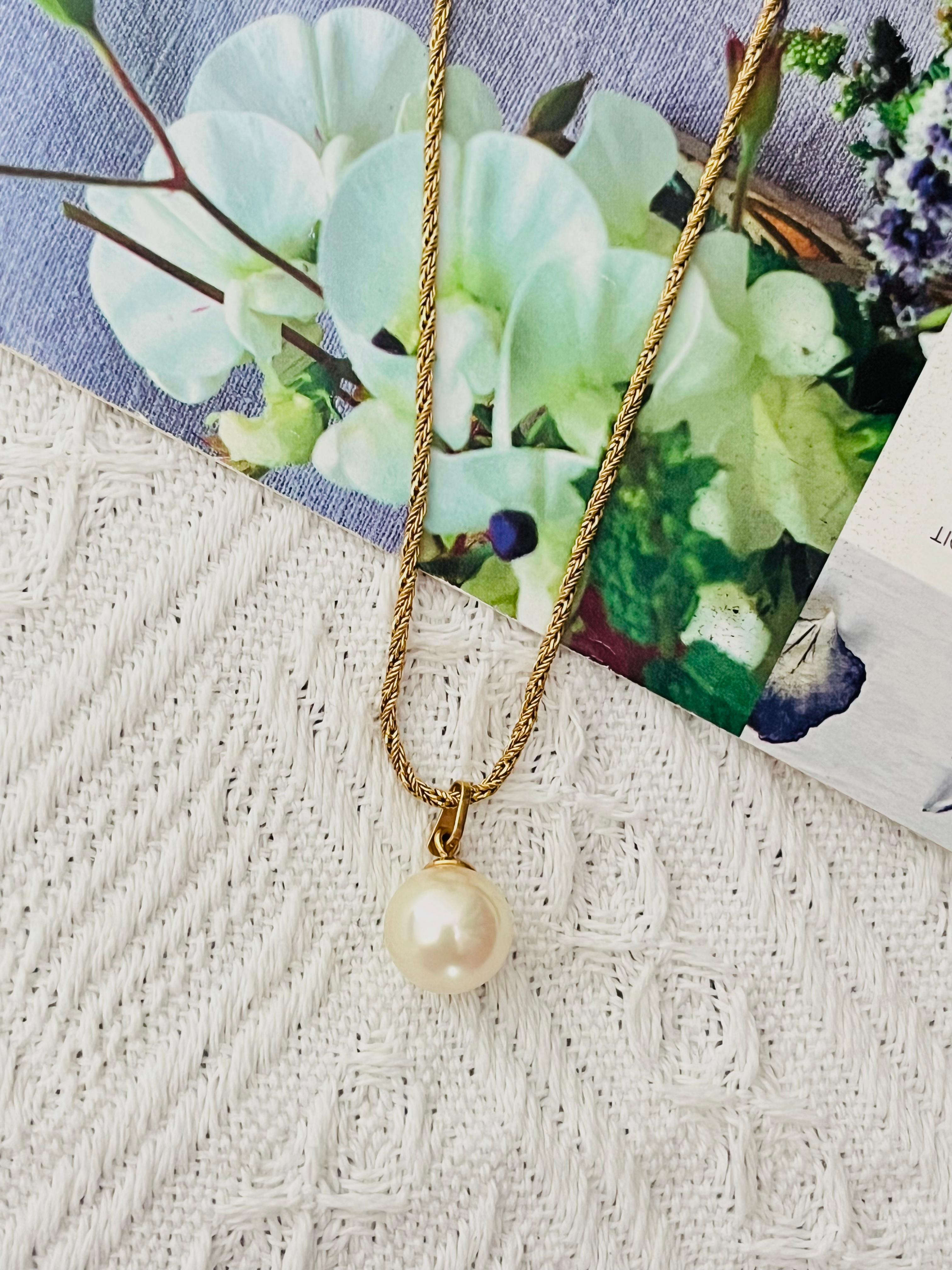 Christian Dior GROSSE 1972 Vintage Large Circle Round Ball Pearl Pendentif Elegant Chain Necklace, Gold Tone

Très bon état. 100% authentique. Rare à trouver. Signe sur le fermoir. 

MATERIAL : Métal doré, fausse perle.

Taille : 36 cm. Chaîne