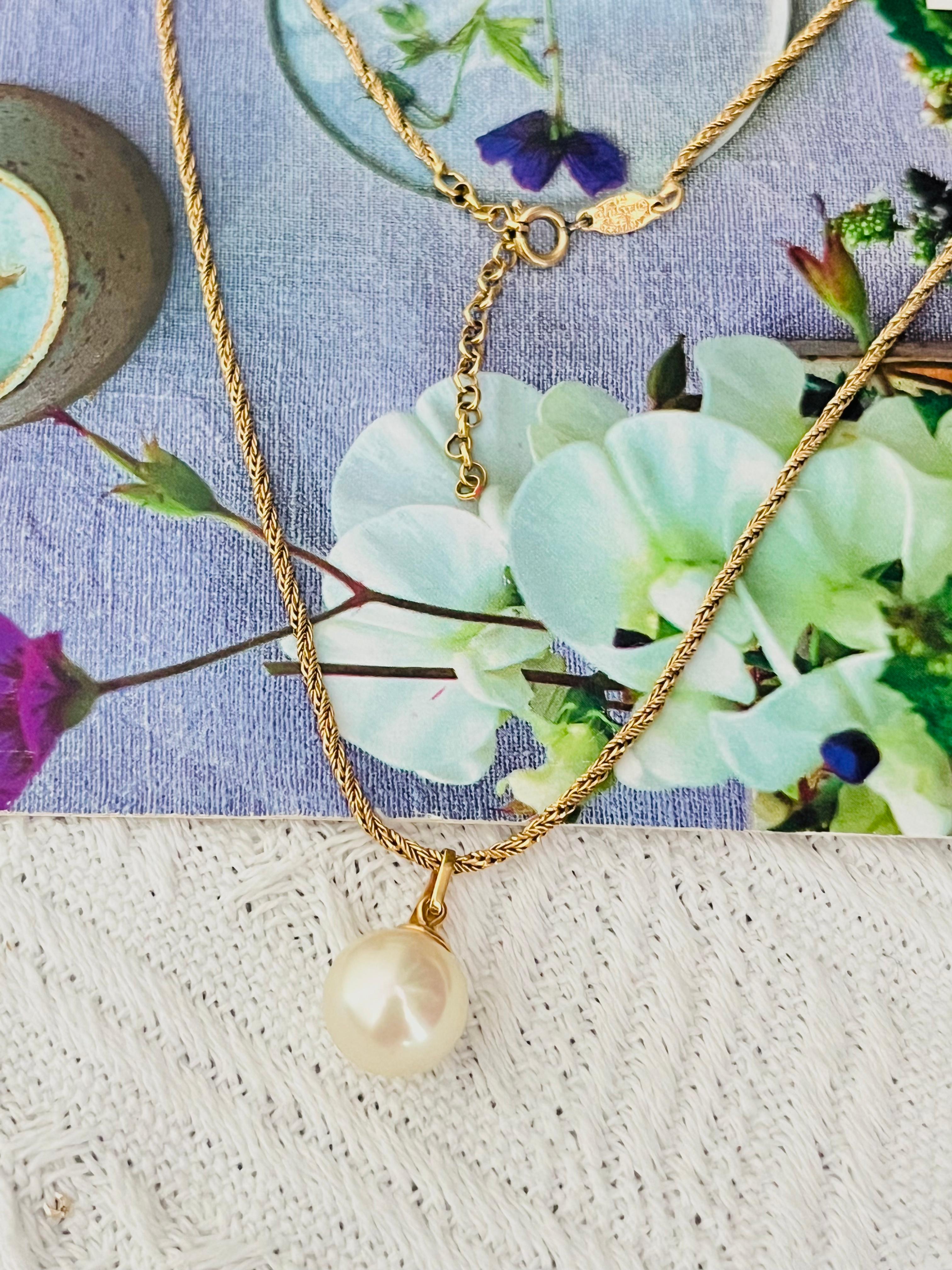 Christian Dior GROSSE 1972, grand collier pendentif perlé de boules rondes et blanches Excellent état - En vente à Wokingham, England