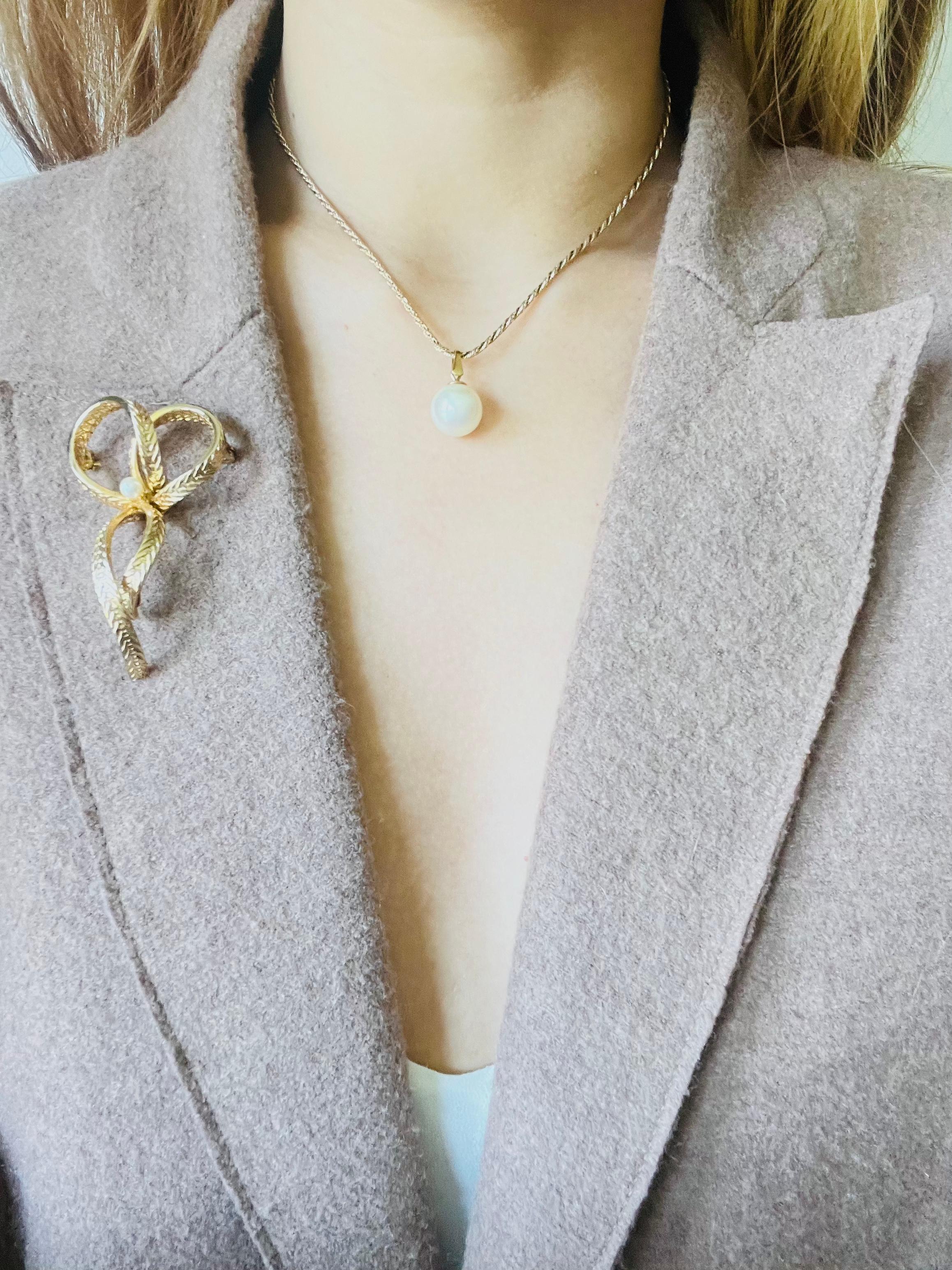 Christian Dior GROSSE 1972, grand collier pendentif perlé de boules rondes et blanches Unisexe en vente