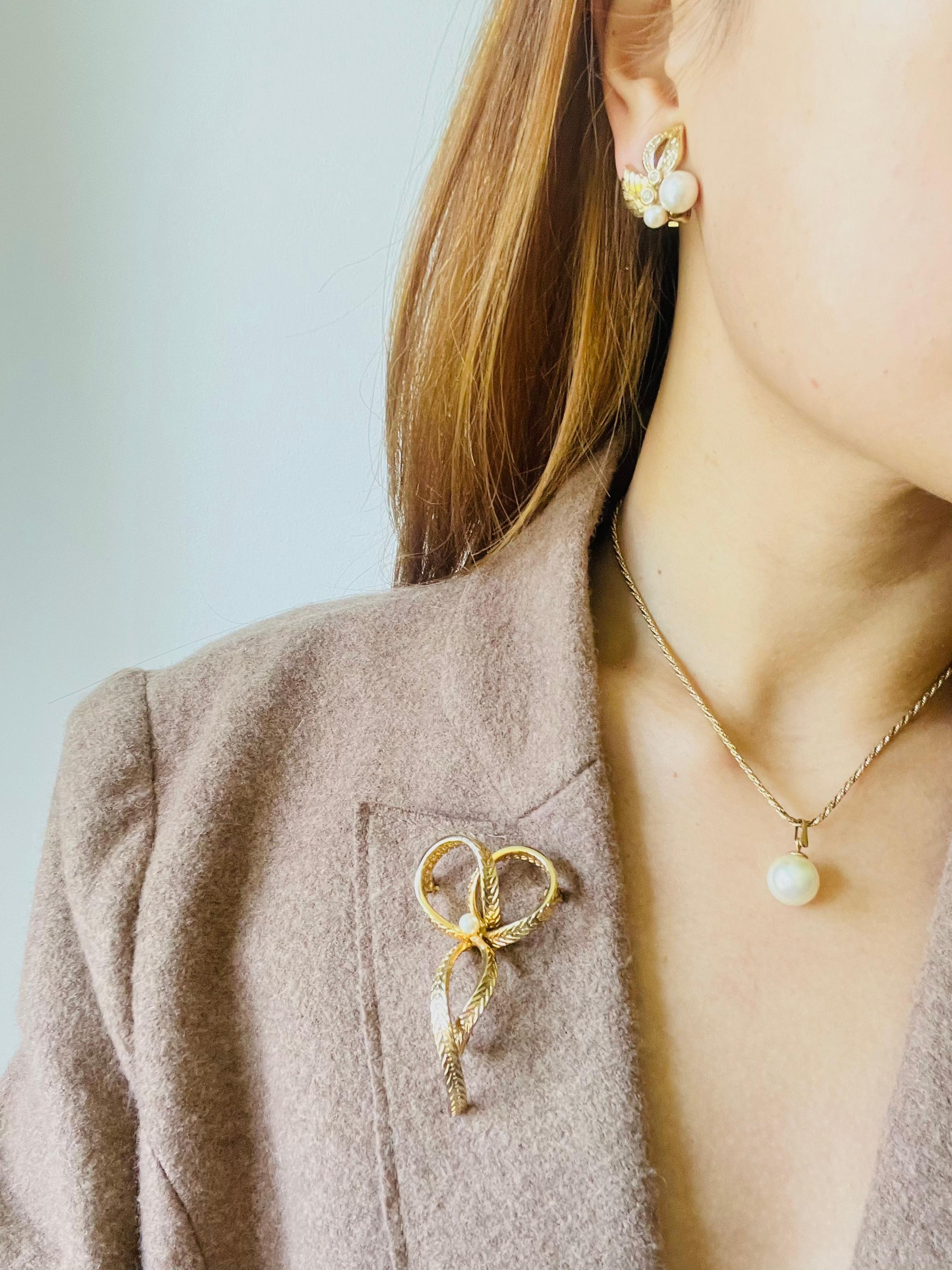 Christian Dior GROSSE 1972, grand collier pendentif perlé de boules rondes et blanches en vente 1