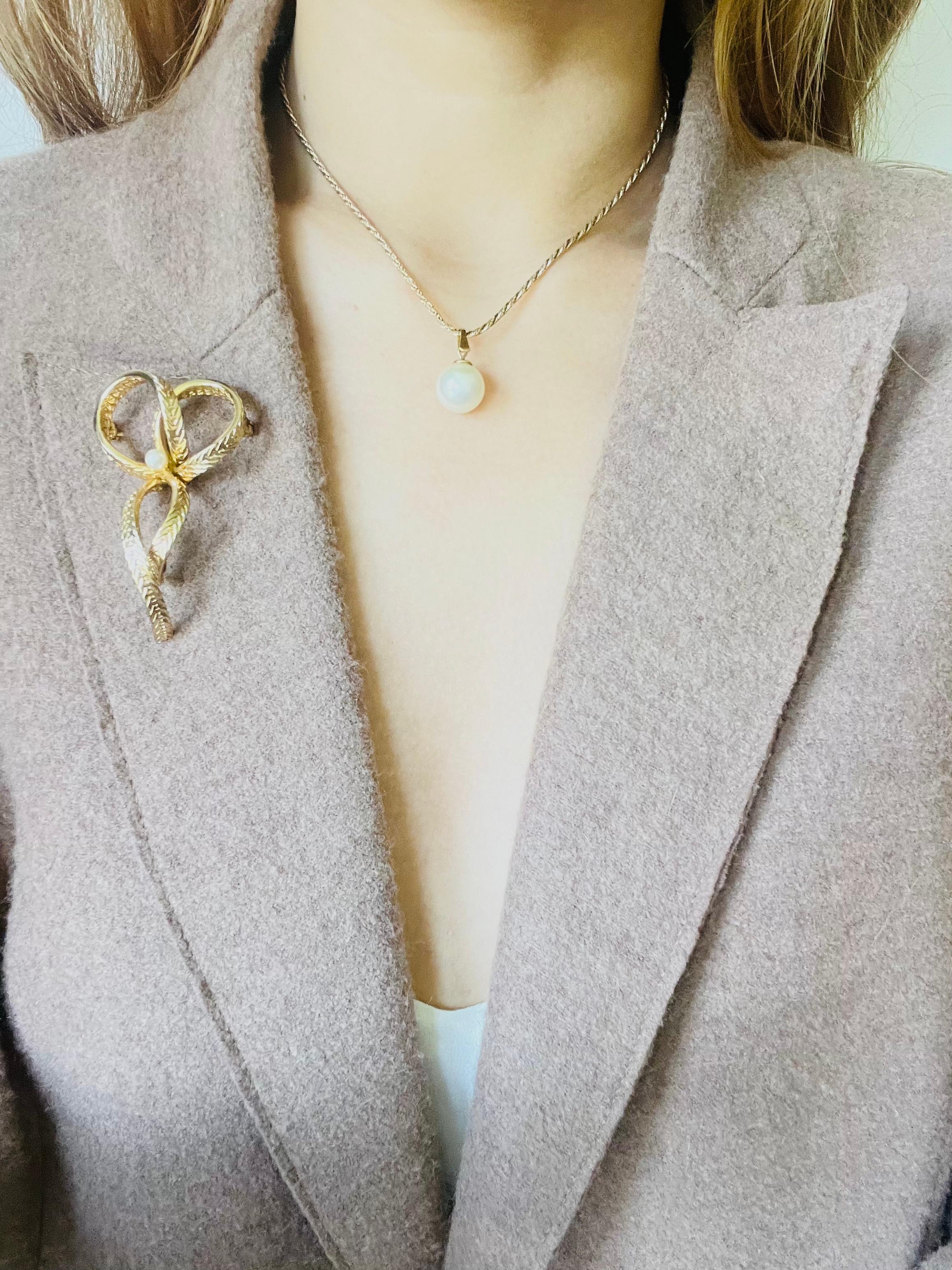Christian Dior GROSSE 1972, grand collier pendentif perlé de boules rondes et blanches en vente 2