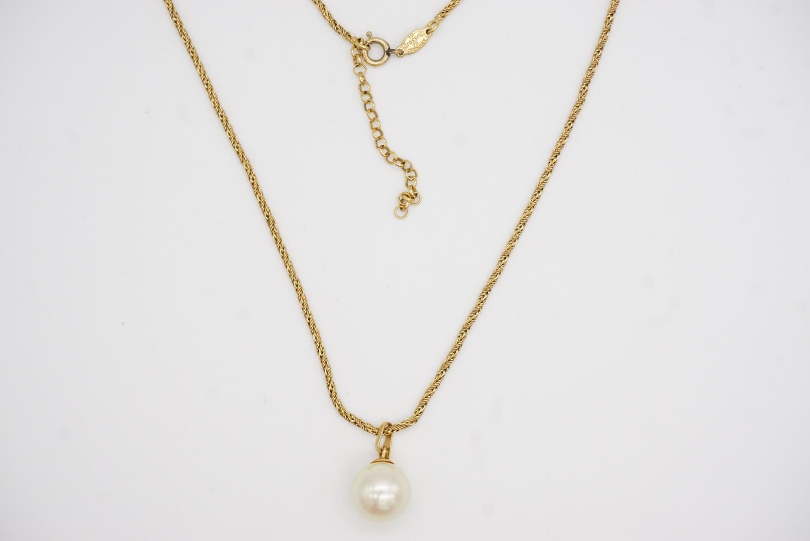 Christian Dior GROSSE 1972, grand collier pendentif perlé de boules rondes et blanches en vente 3