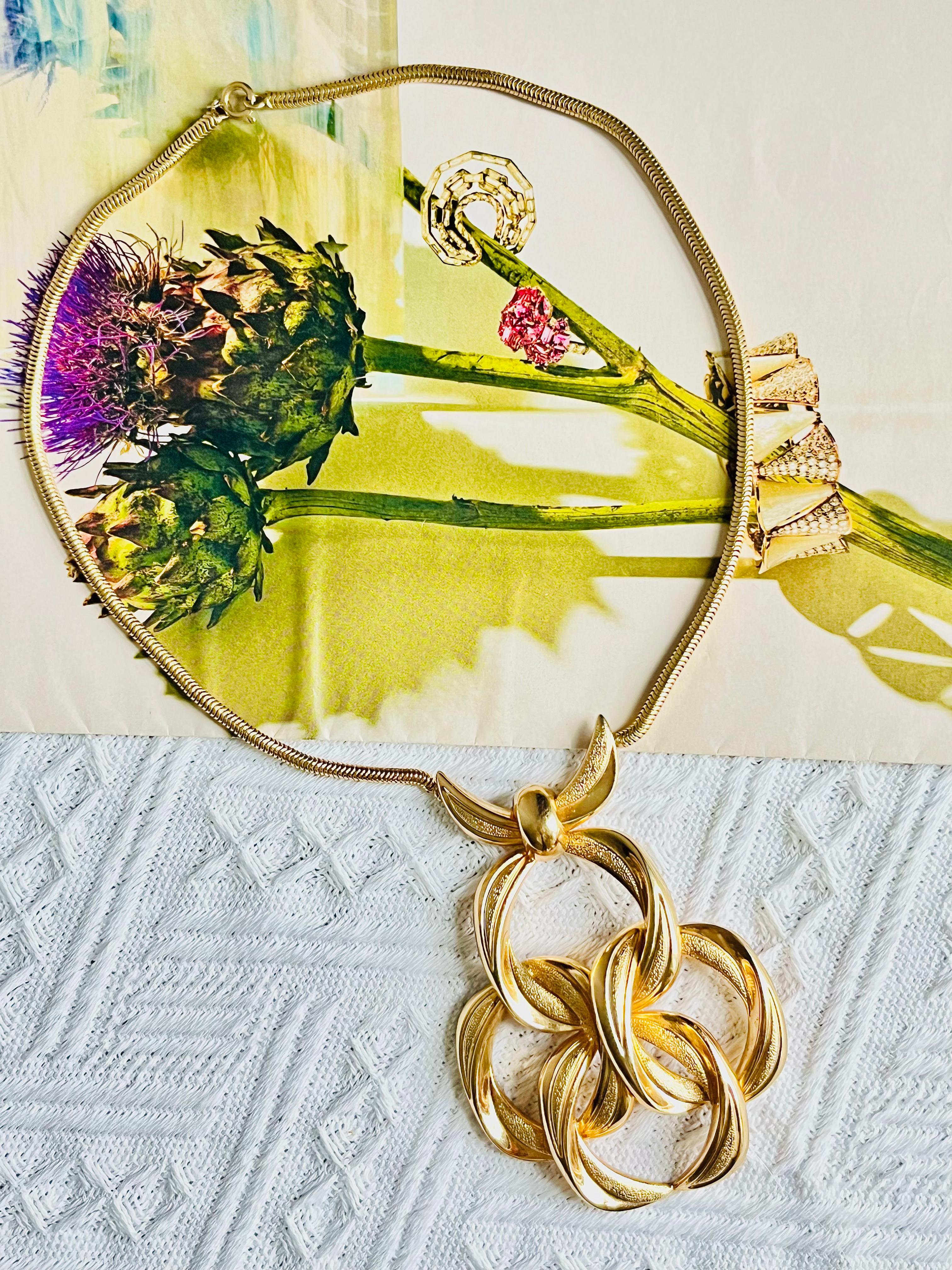 Women's or Men's Christian Dior GROSSE 1972 Vintage Massive Clover Interlocked Pendant Necklace For Sale