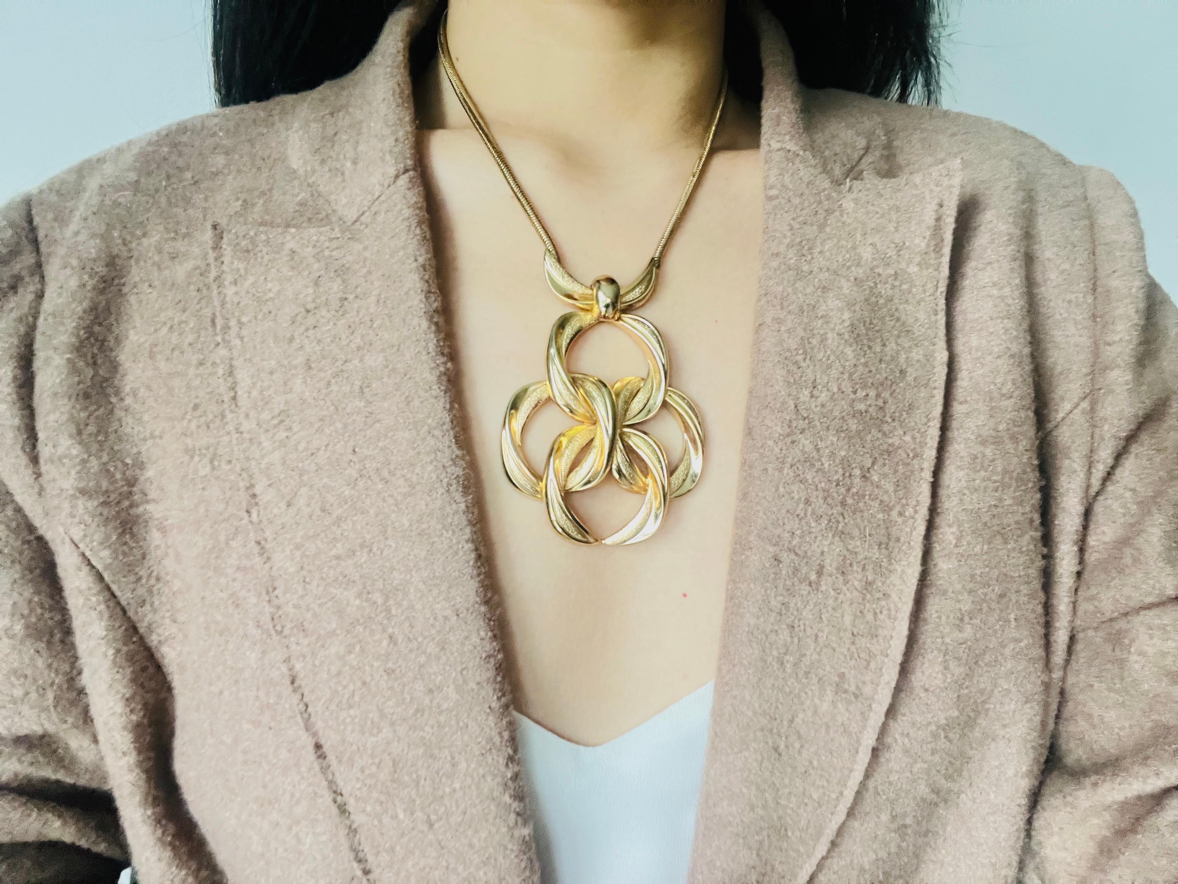 Christian Dior GROSSE 1972 Vintage Massive Clover Interlocked Pendentif collier en vente 1