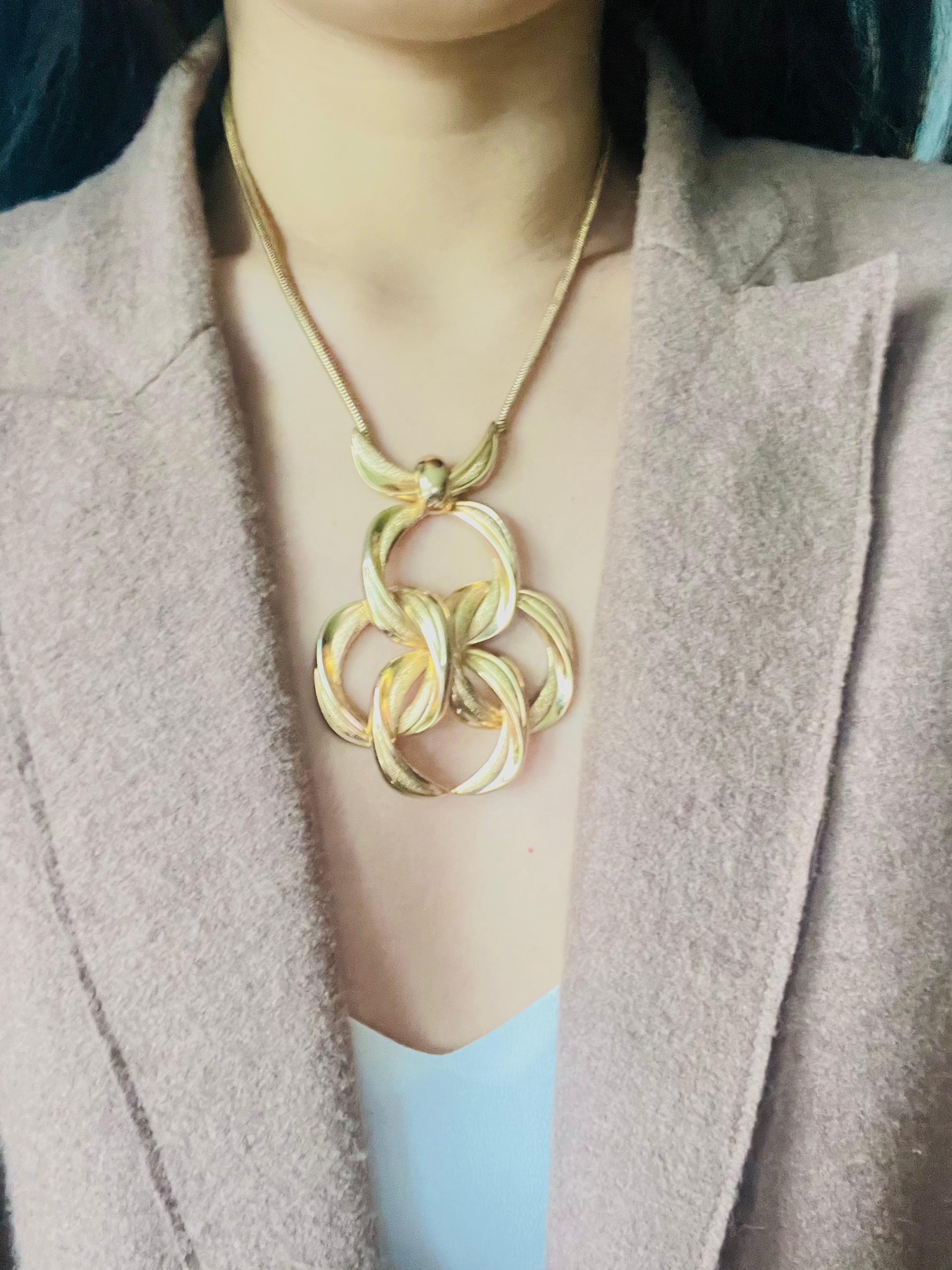Christian Dior GROSSE 1972 Vintage Massive Clover Interlocked Pendant Necklace For Sale 1