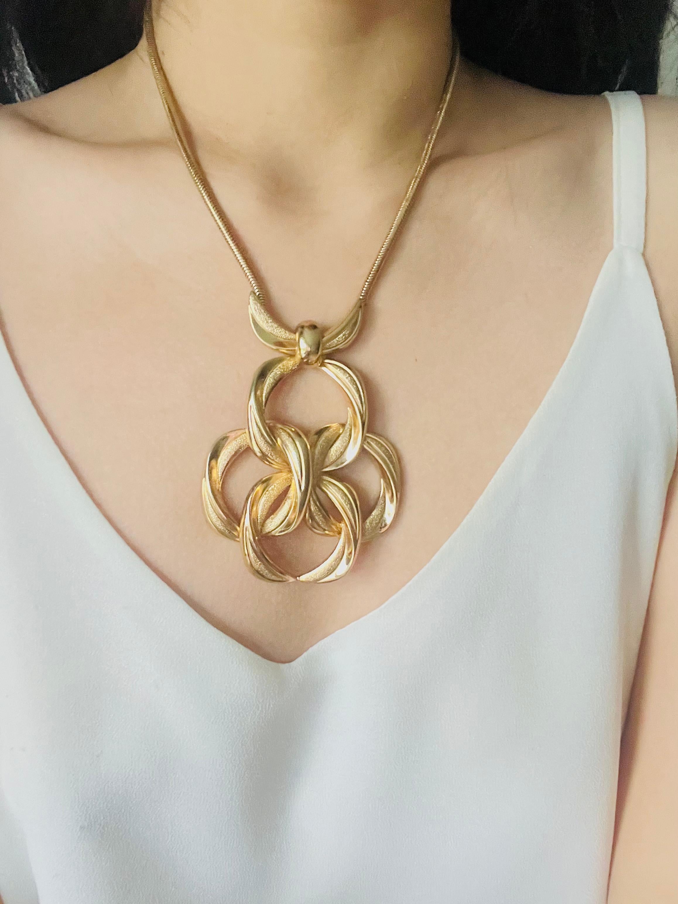 Christian Dior GROSSE 1972 Vintage Massive Clover Interlocked Pendant Necklace For Sale 3