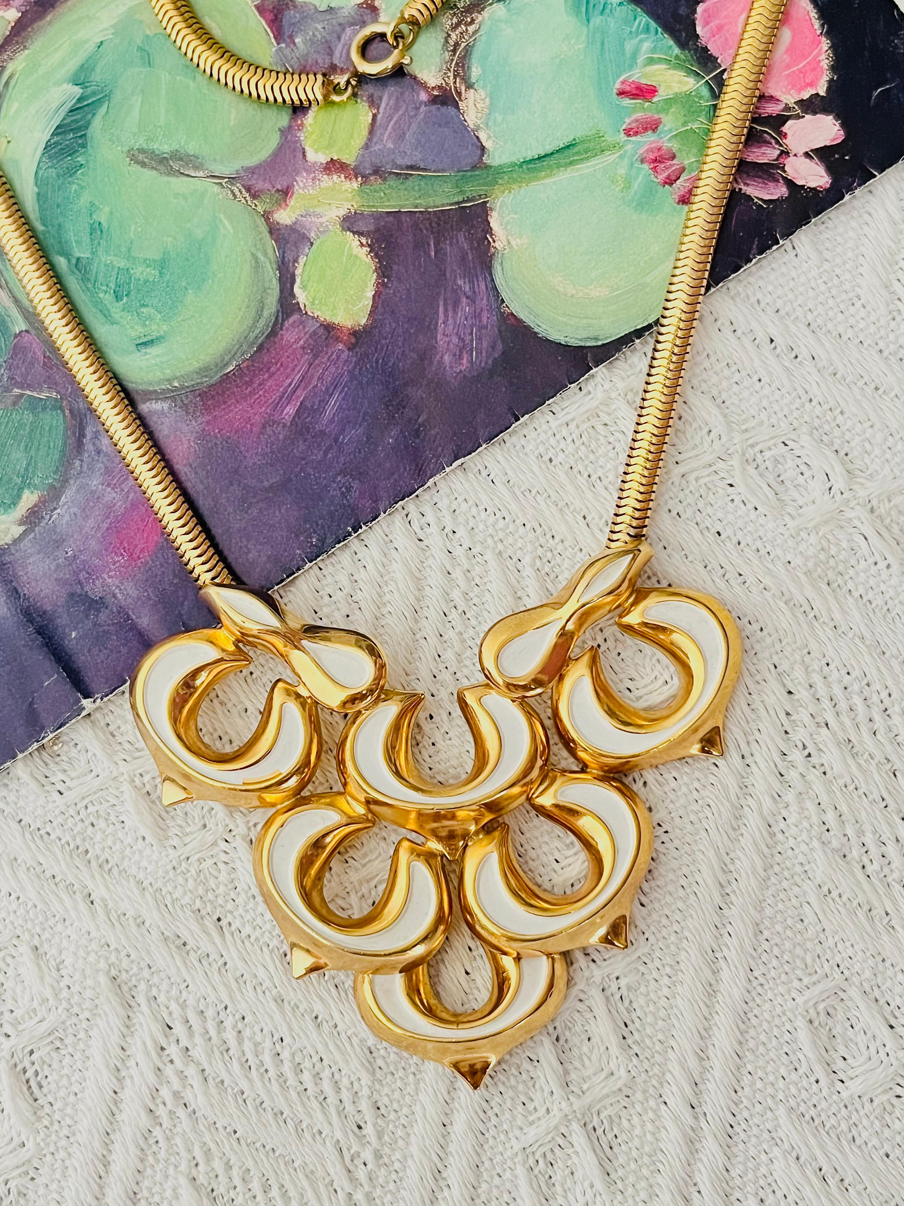 Christian Dior GROSSE 1972 Vintage Unisex Massive Huge White Enamel Clovers Leaf Flowers Layer Modernist Elegant Pendant Necklace, Gold Plated

Very good condition. only a very tiny enamel has been lost, barely noticeable. 100% Genuine.

Marked at