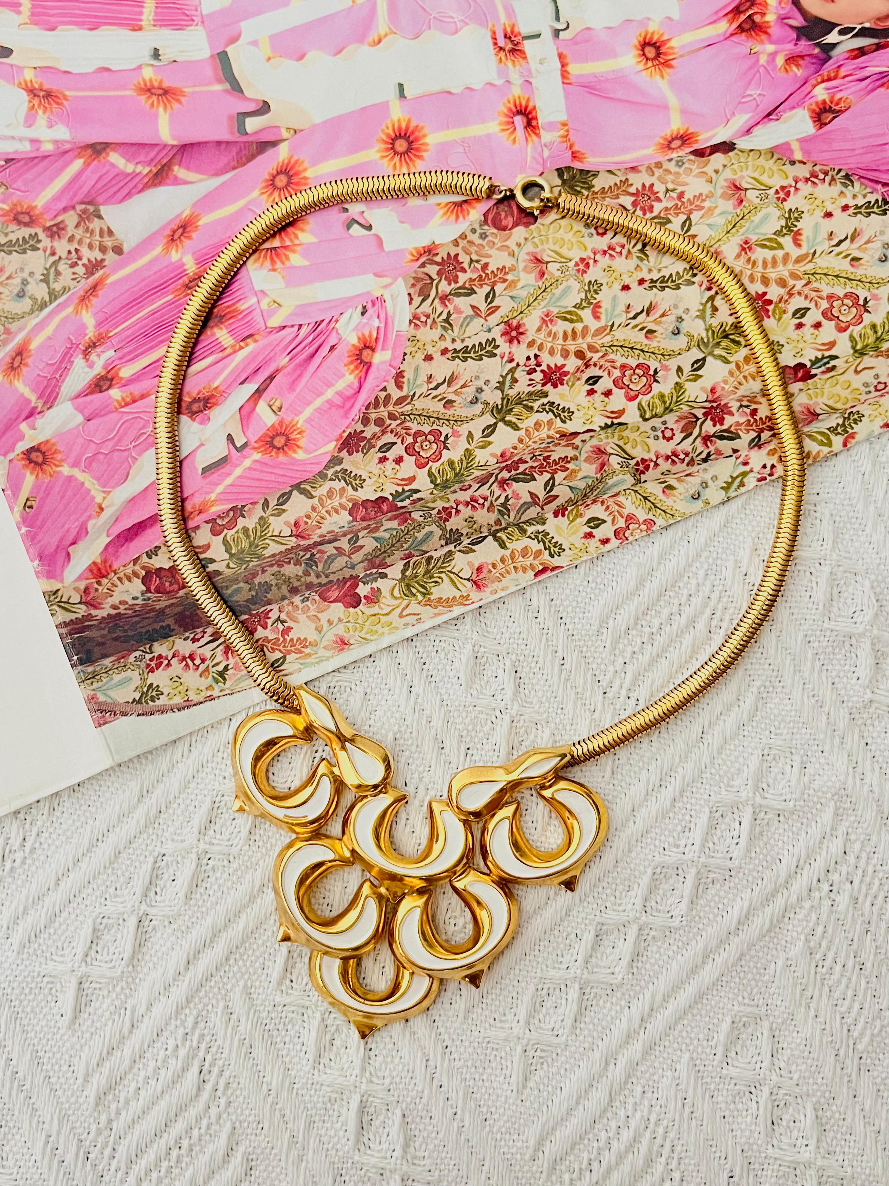 Christian Dior GROSSE 1972 Vintage Massive White Clovers Leaf Flowers Necklace In Good Condition For Sale In Wokingham, England