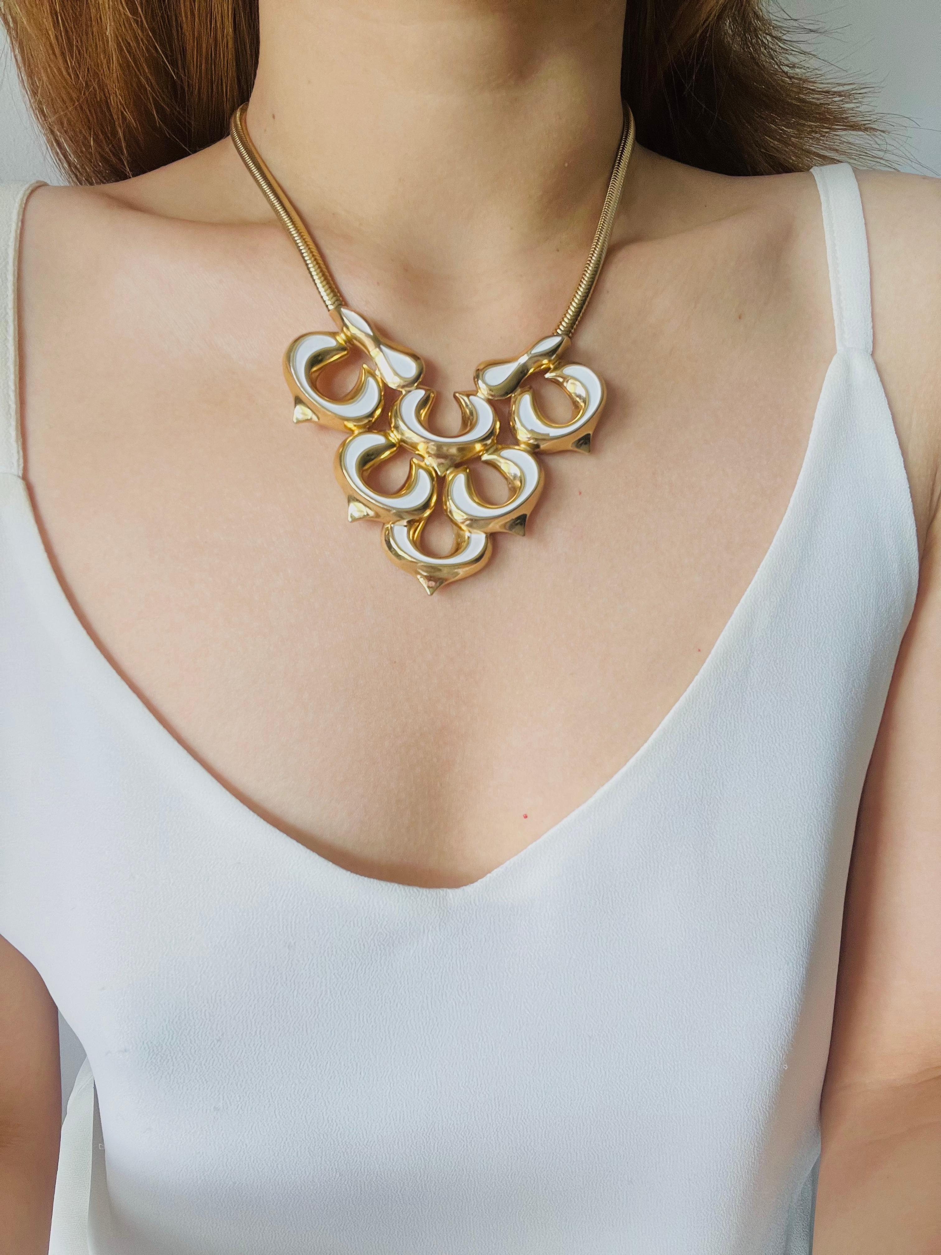 Christian Dior GROSSE 1972 Vintage Massive White Clovers Leaf Flowers Necklace For Sale 1