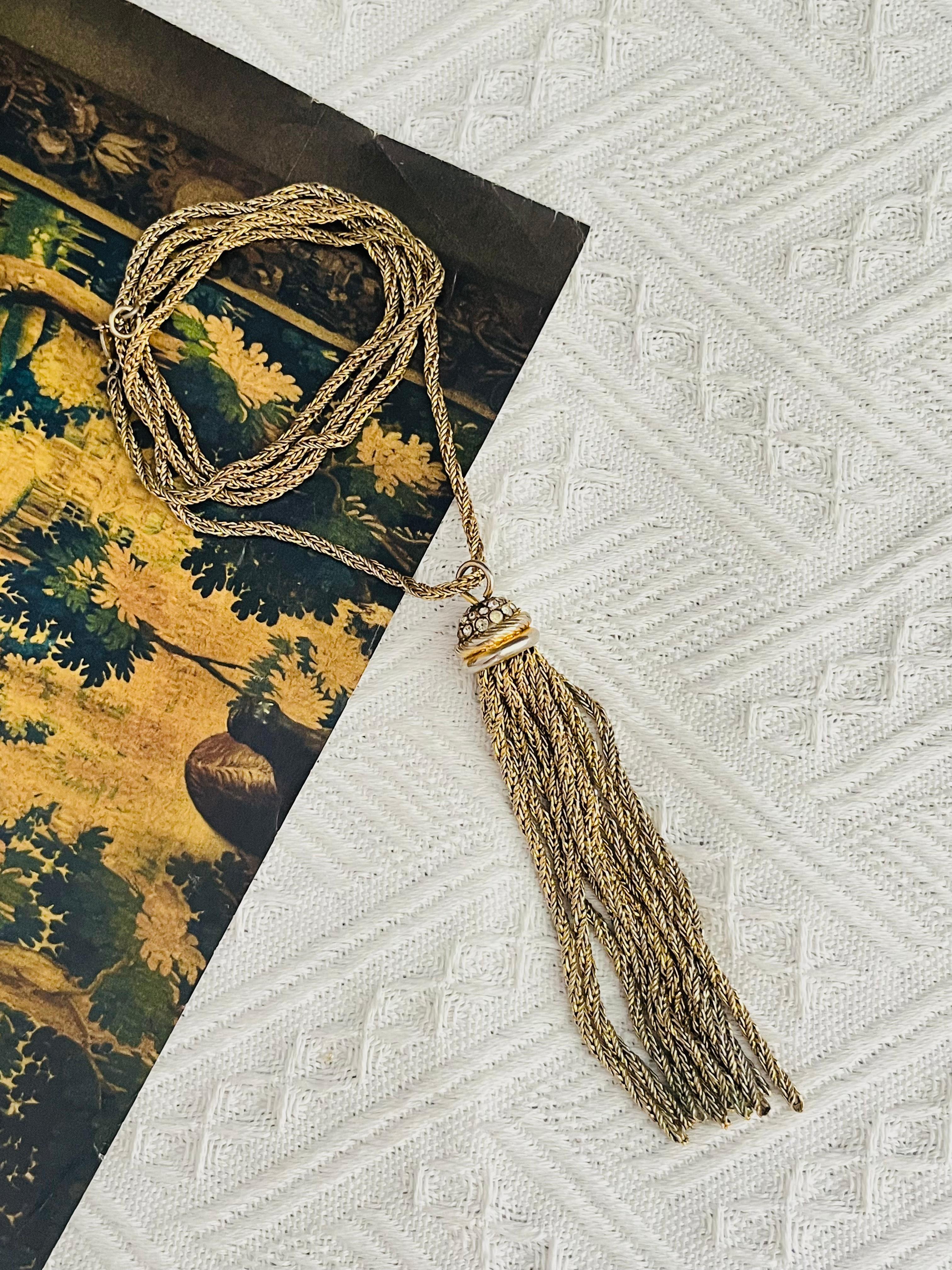 Christian Dior GROSSE 1973 Vintage Unisexe Tassel Crystals Braid Twist Chain Rope Long Modernist Necklace, Gold Tone

Bon état. Légères rayures et perte de couleur, certaines pierres brillent, mais elles sont encore très agréables à porter. 100%