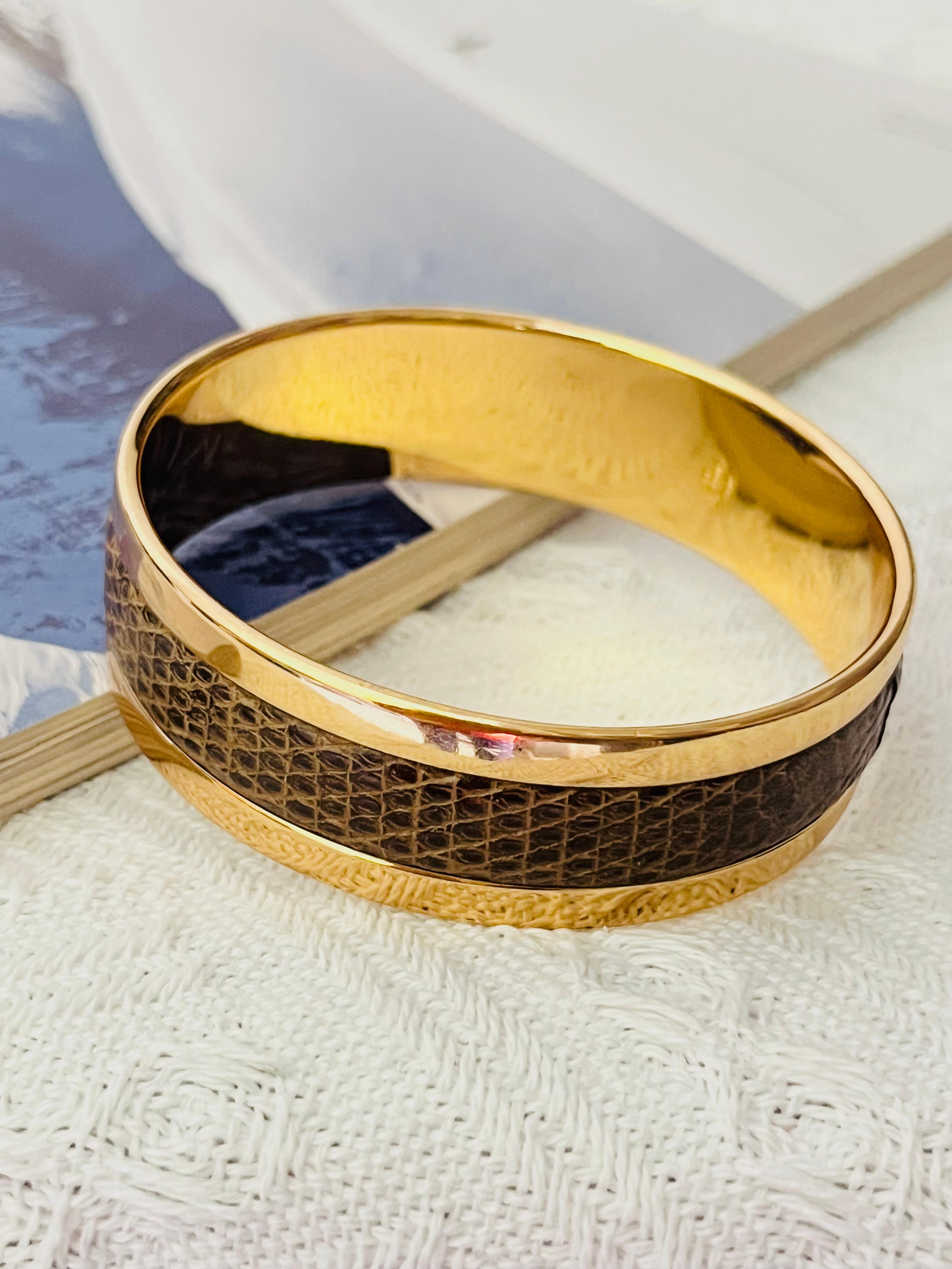 Christian Dior GROSSE 1973 Vintage Unisex texturiert braun Leder dick klobig Erklärung Armreif, Gold-Ton

Sehr guter Zustand. Vielleicht leichte Kratzer oder Farbverluste, kaum wahrnehmbar. 100% echt.

Auf der Innenseite beschriftet. Sehr selten zu