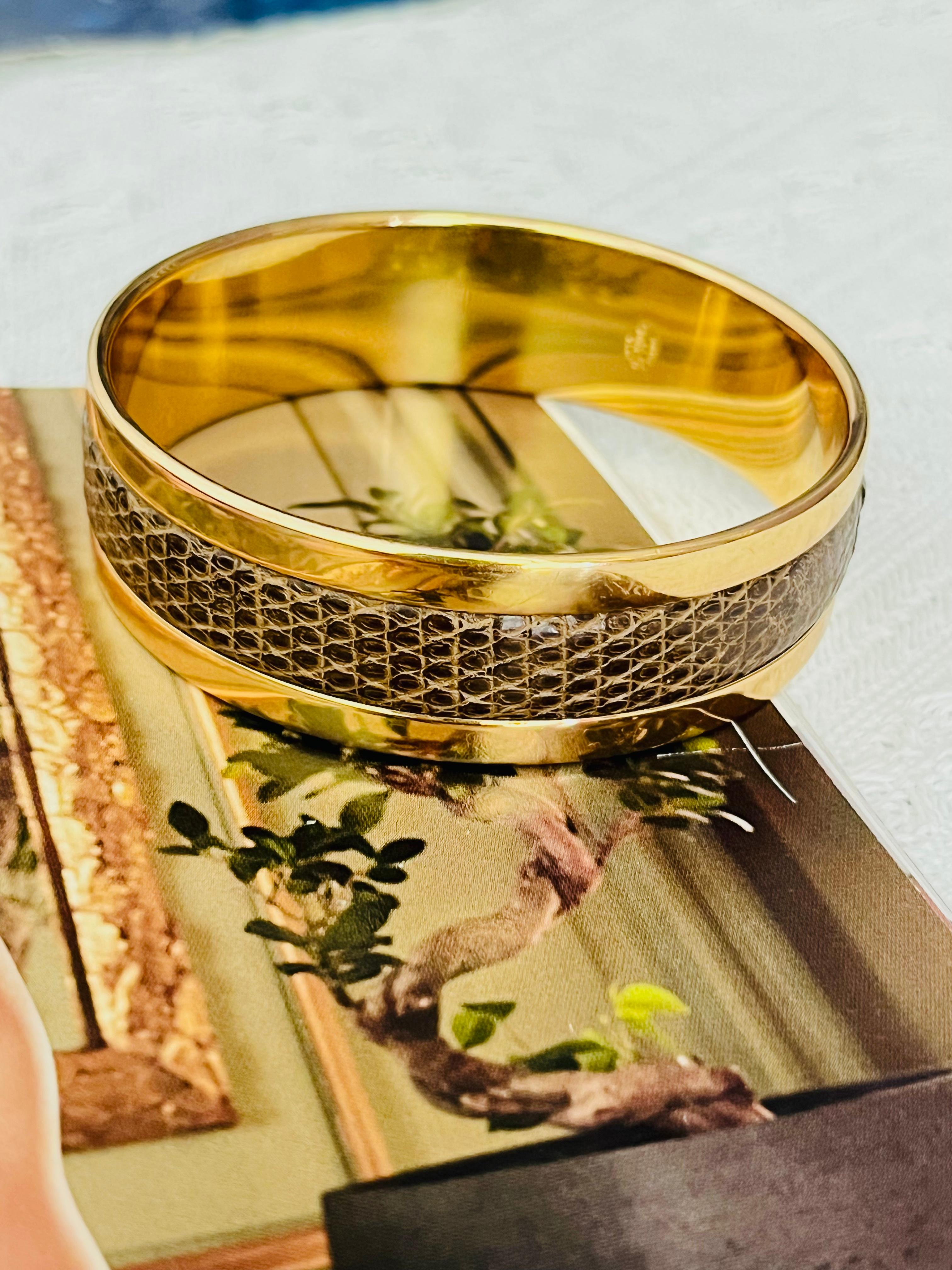 Christian Dior GROSSE 1973 Texturiertes braunes Leder Dickes klobiges Armreif Armband (Art déco) im Angebot