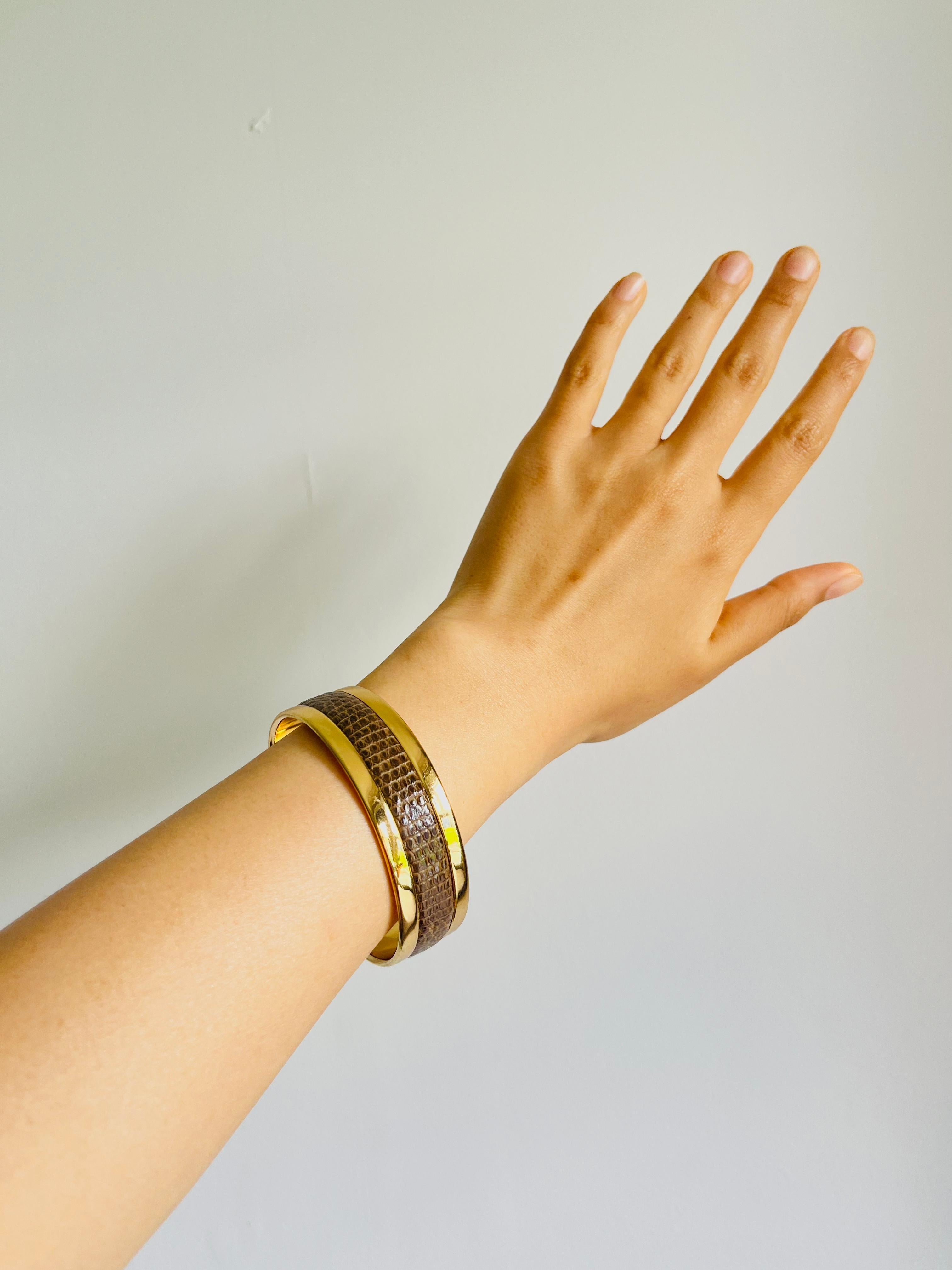 Christian Dior GROSSE 1973 Texturiertes braunes Leder Dickes klobiges Armreif Armband für Damen oder Herren im Angebot