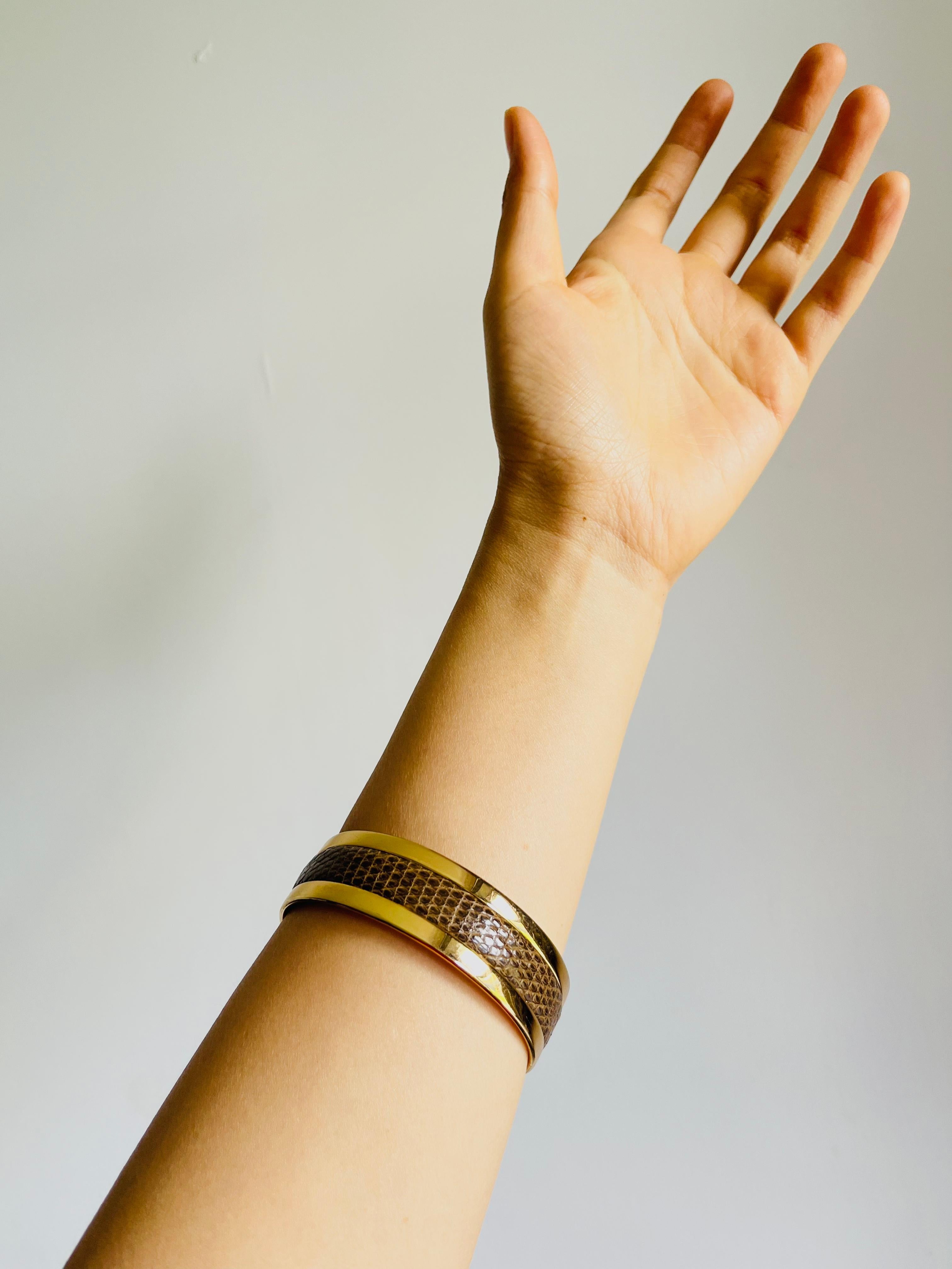 Christian Dior GROSSE 1973 Texturiertes braunes Leder Dickes klobiges Armreif Armband im Angebot 1