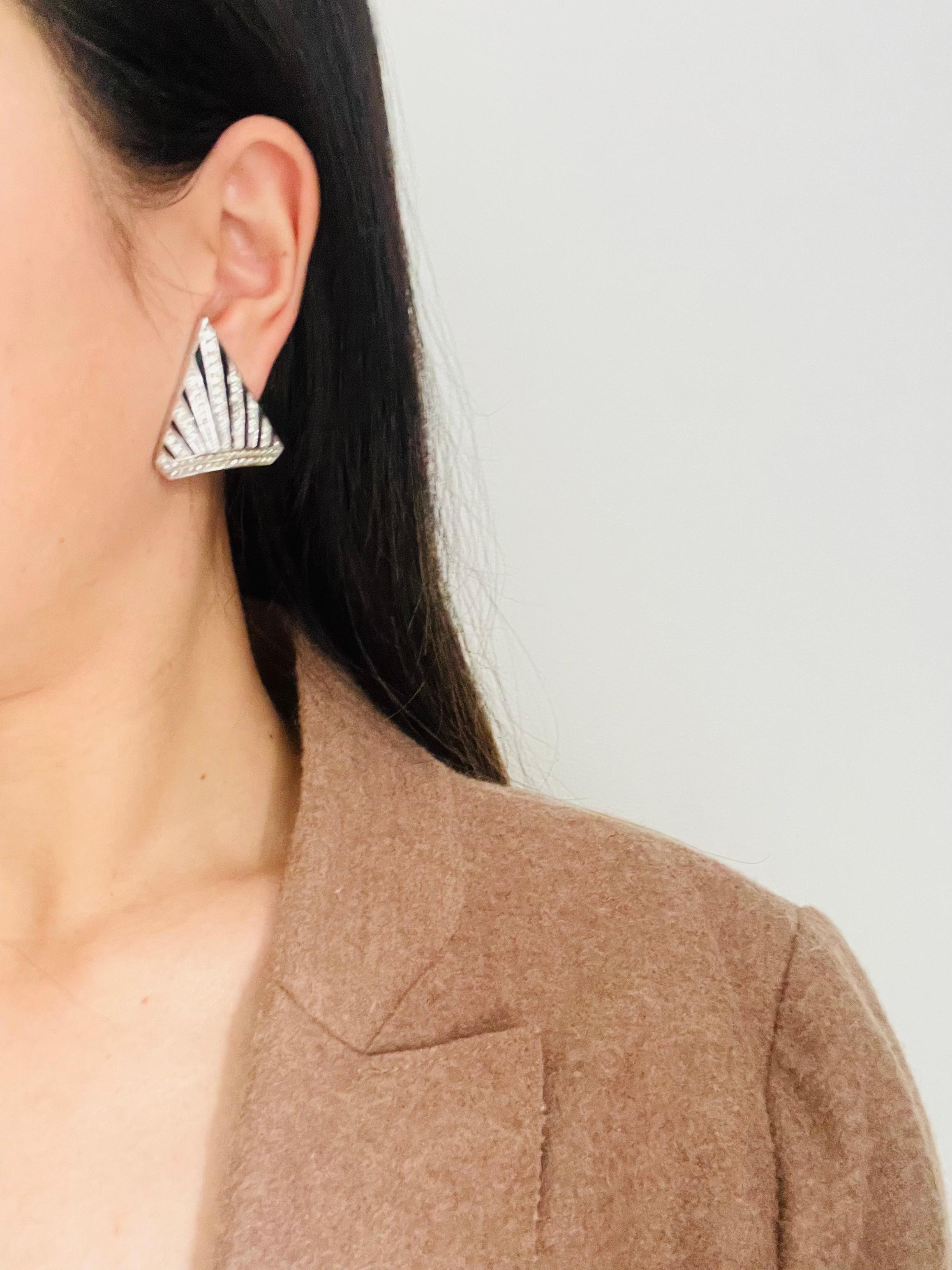 Christian Dior GROSSE 1980s Massive Black Crystals Triangle Earrings Radiant en vente 5