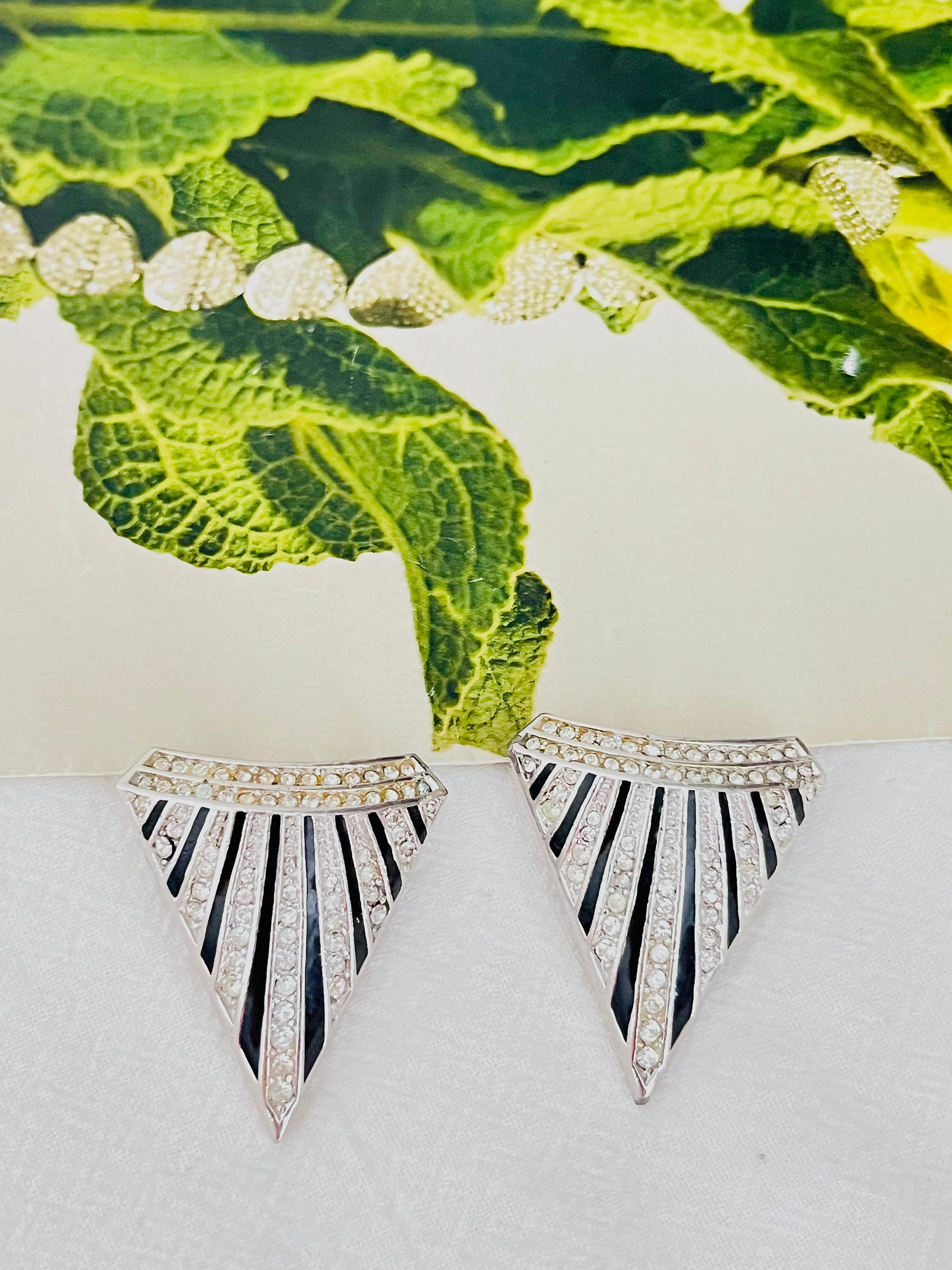 Christian Dior GROSSE 1980s Unisex Massive Large Black Enamel Sparkling Crystals Radiant Sun Burst Triangle Modernist Clip Earrings, Silver Tone

Very good condition. Not any stones lost. Light scratches or colour loss, barely noticeable. 100%