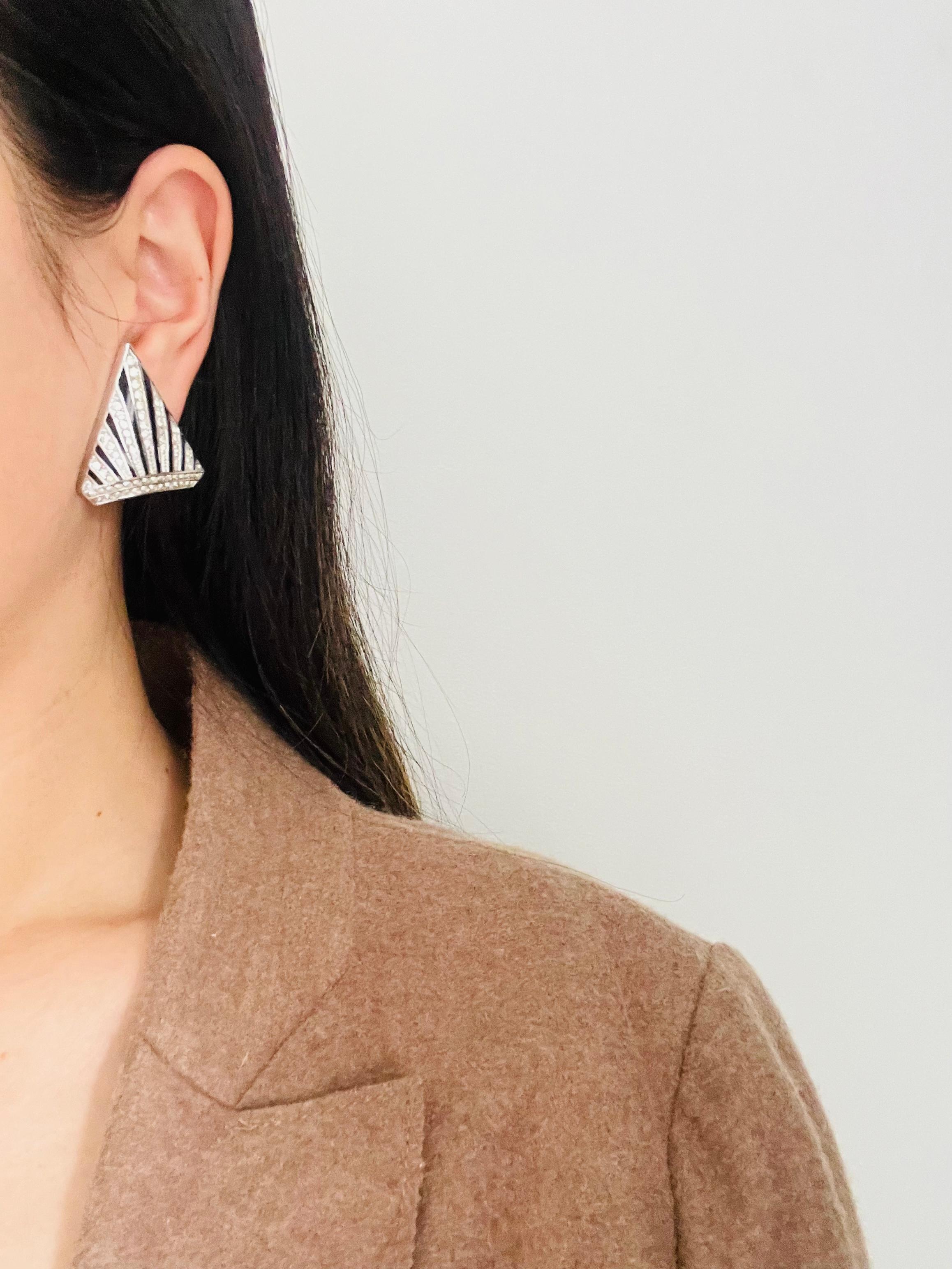 Christian Dior GROSSE 1980s Massive Black Crystals Triangle Earrings Radiant en vente 4