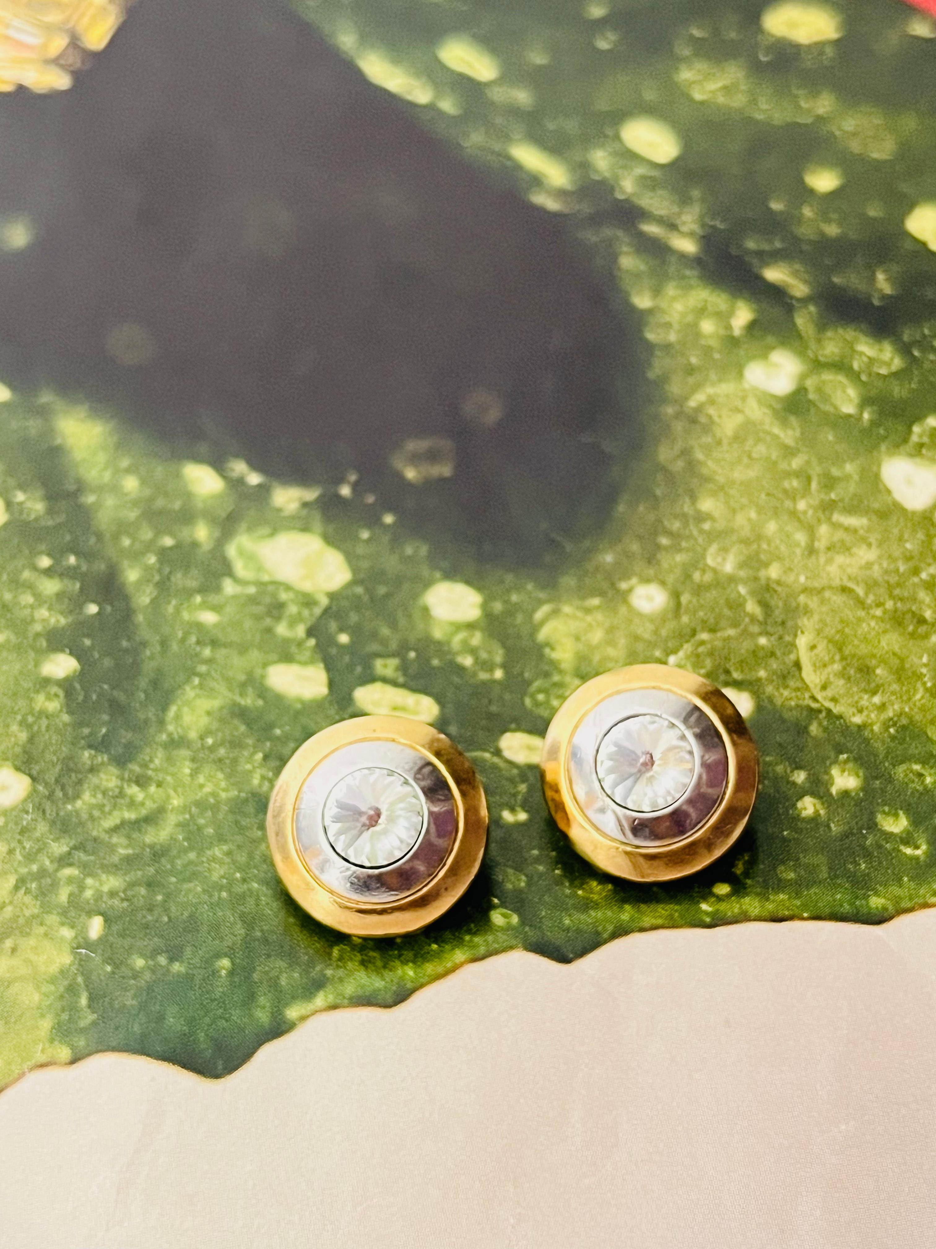 Christian Dior GROSSE 1980s Vintage Unisex Trio Circle Round Crystal Silver Gold Dome Modernist Clip Earrings, Gold Plated

Good condition. Light scratches or colour loss, not any stones lost. 100% genuine.

Material: Gold plated metal, Silver