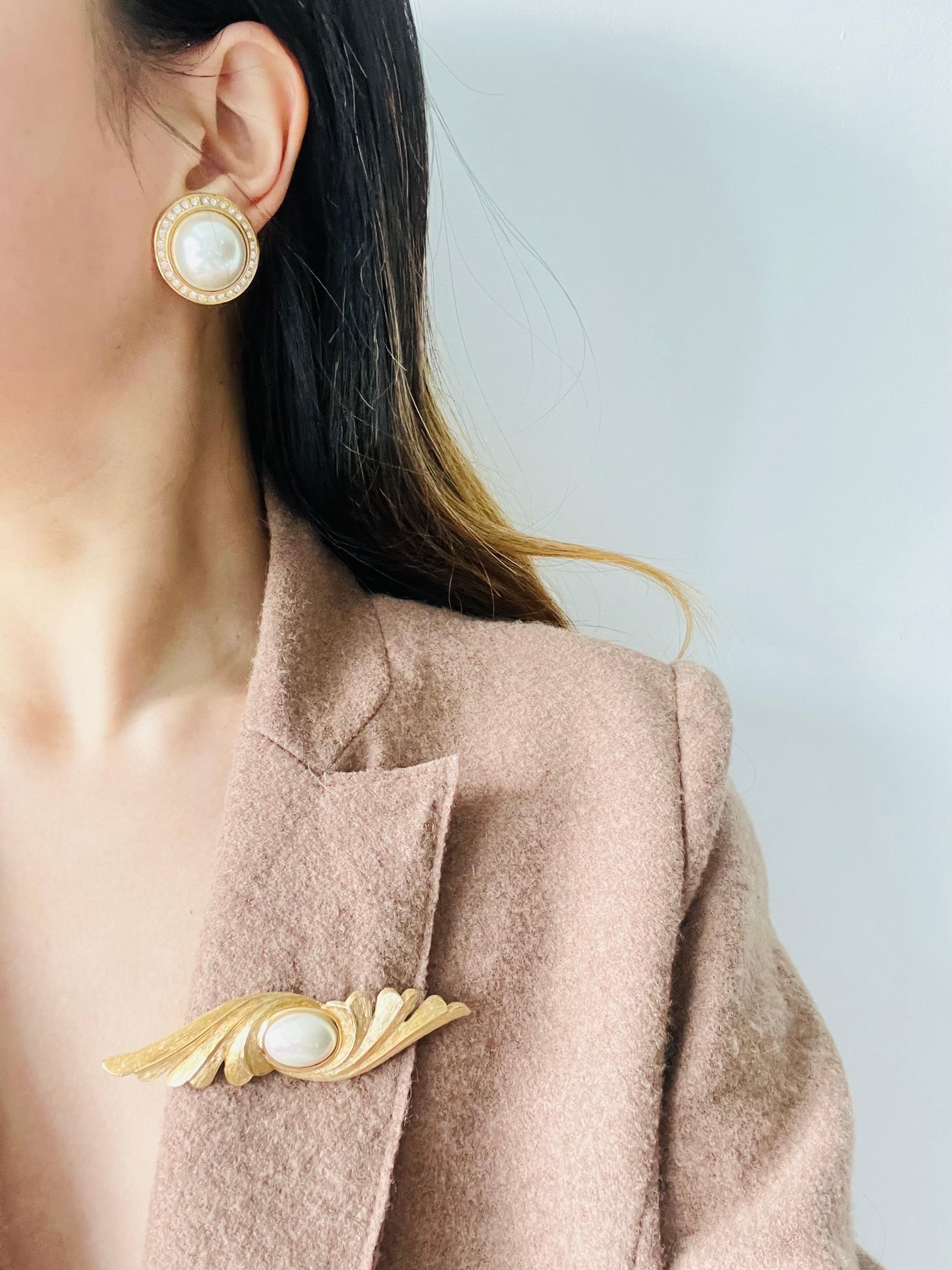 Christian Dior GROSSE 1990 CHC Große runde weiße Perlen Kristalle Clip-Ohrringe im Angebot 2